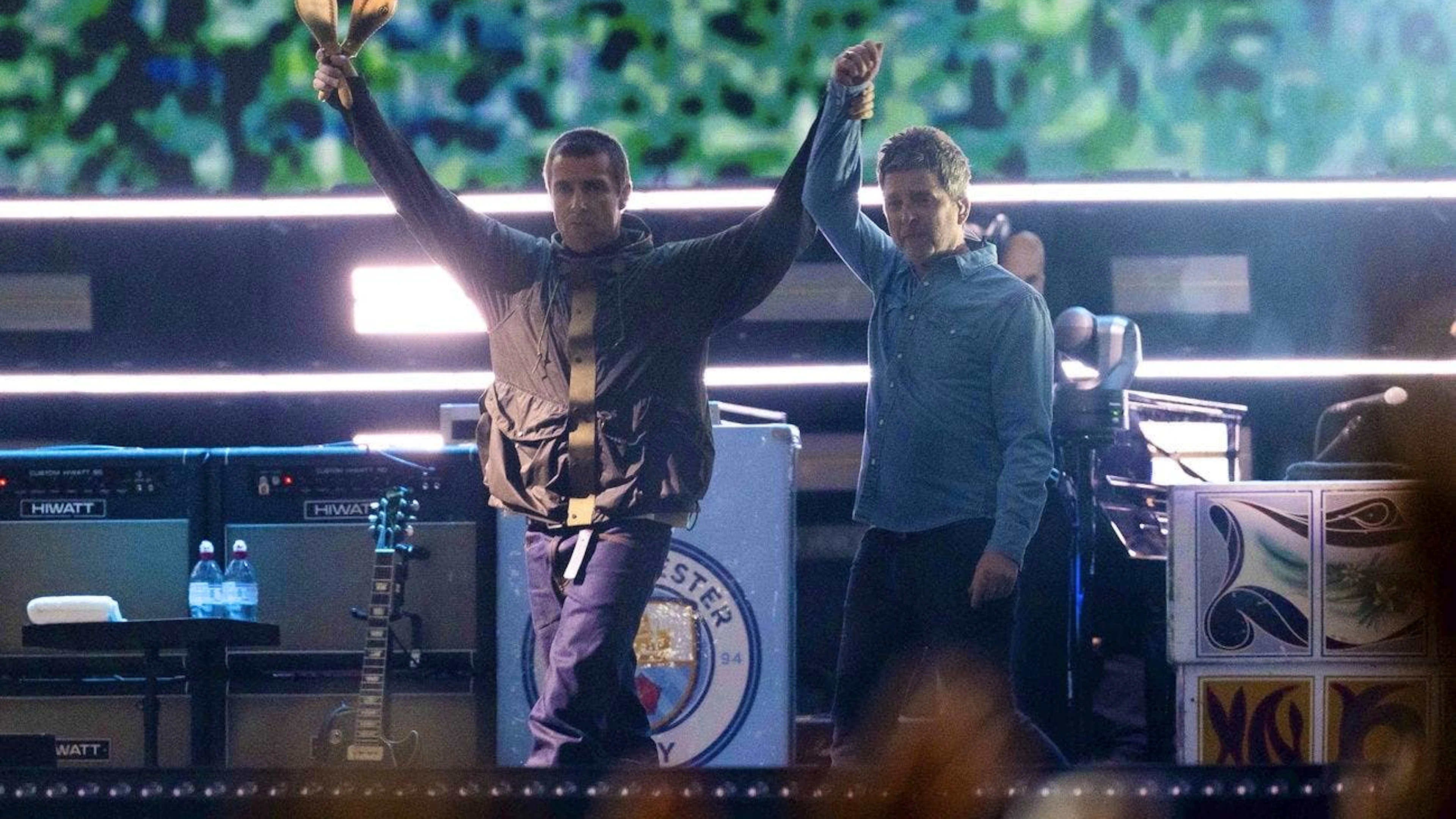 Liam e Noel Gallagher di nuovo insieme sul palco.