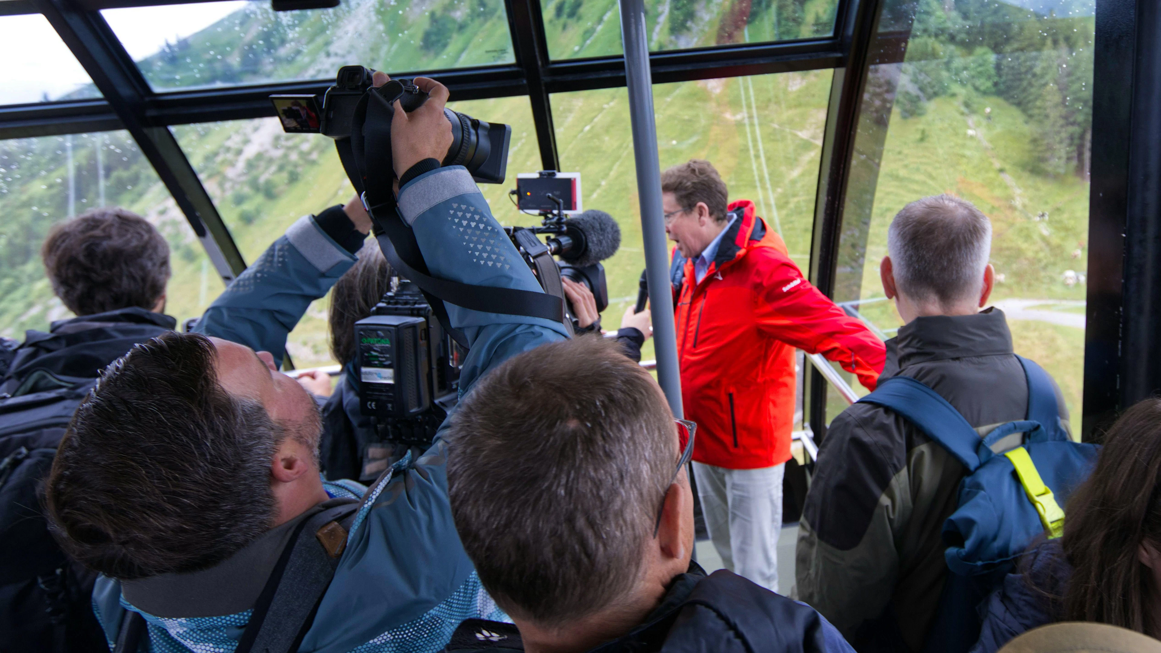 Ziel der Reise: Journalist*innen sollten dem Bundesrat möglichst viele Fragen stellen – das begann schon in der Seilbahn.