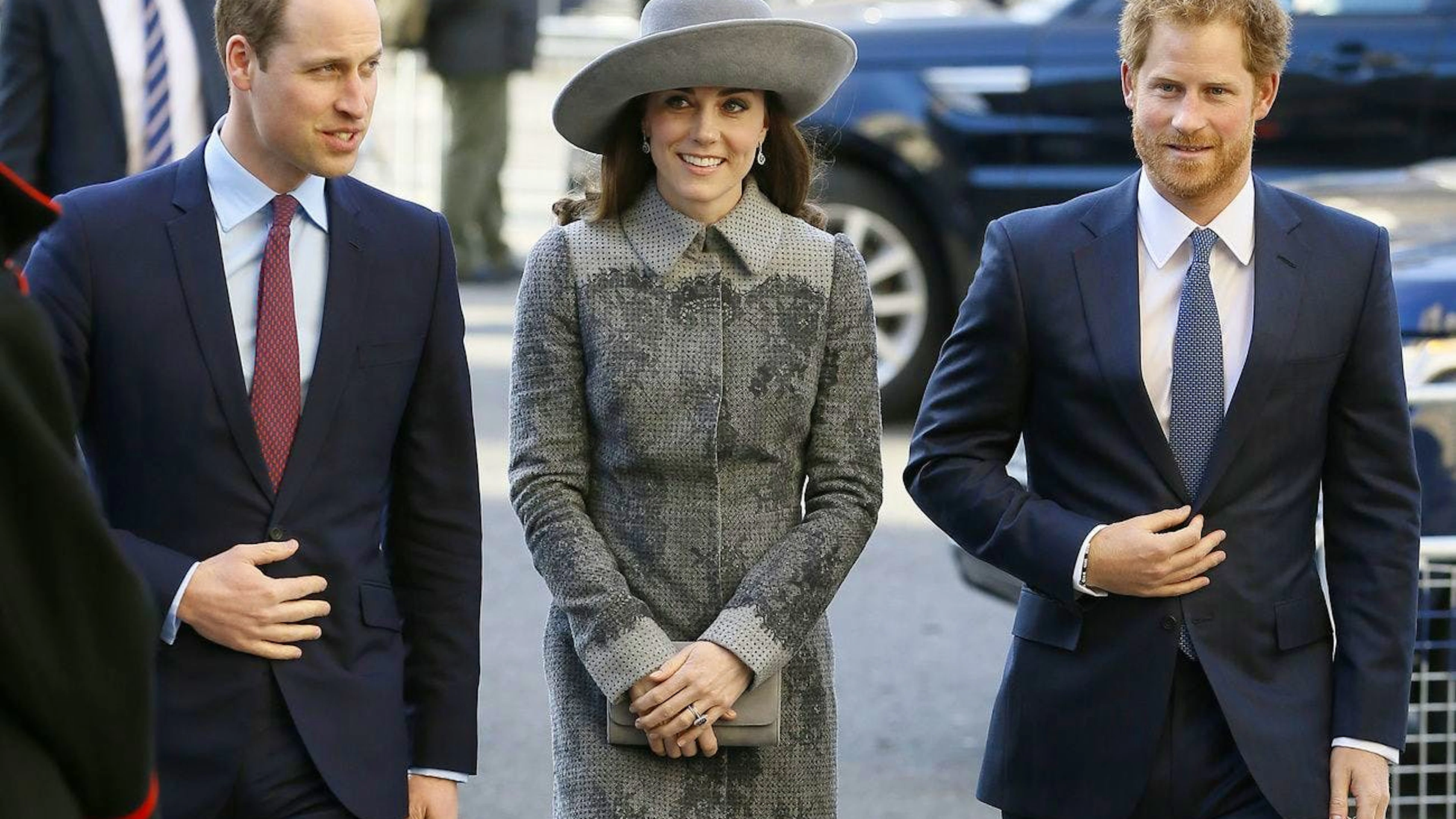 Prinz William (li.), Kate, Herzogin von Cambridge, und Prinz Harry treffen am 14. März 2016 zum Commonwealth-Day-Gottesdienst in der Westminster Abbey in London ein. (Archivbild)