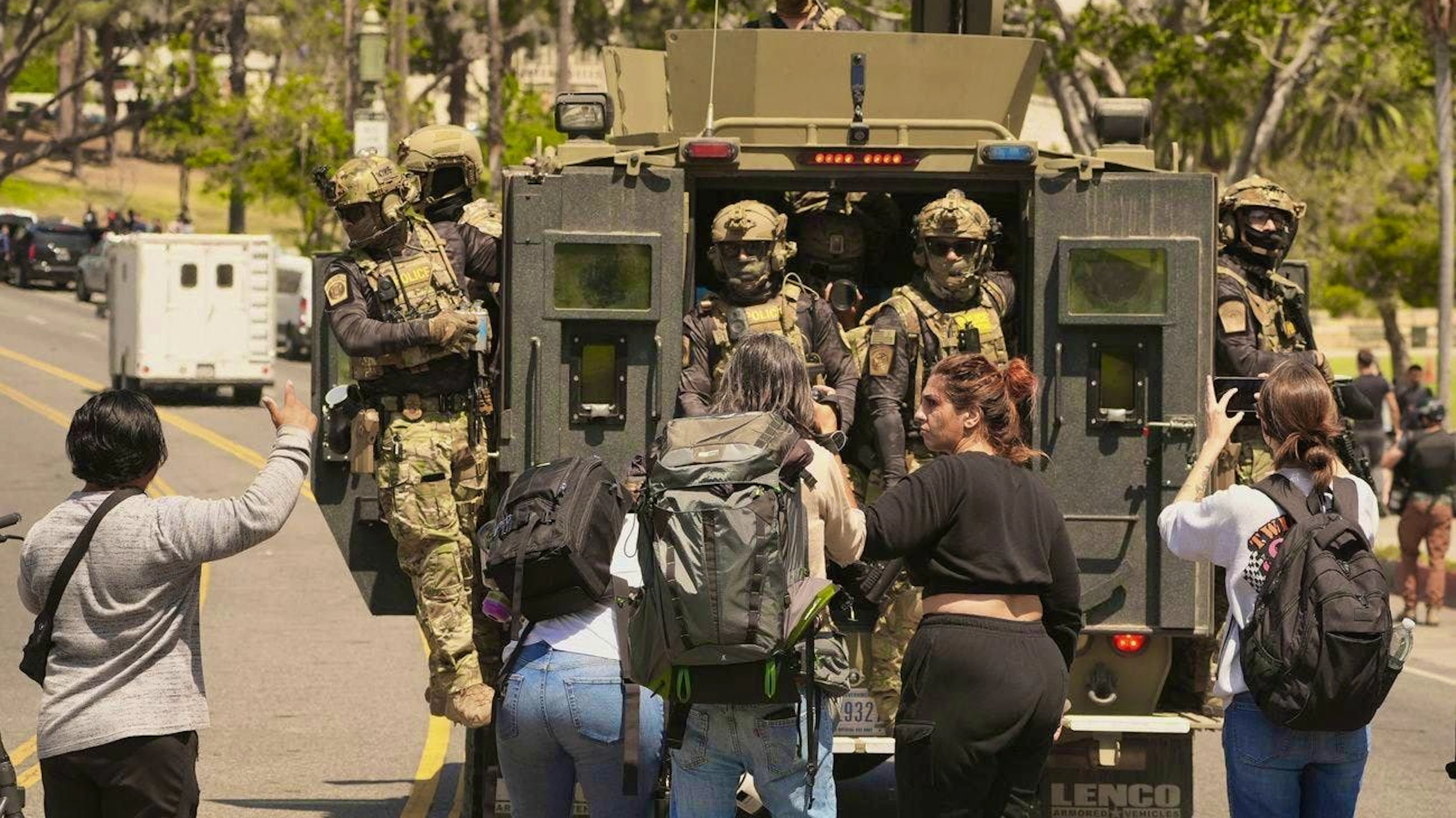 Des agents lourdement armés dans des véhicules blindés à MacArthur Park.