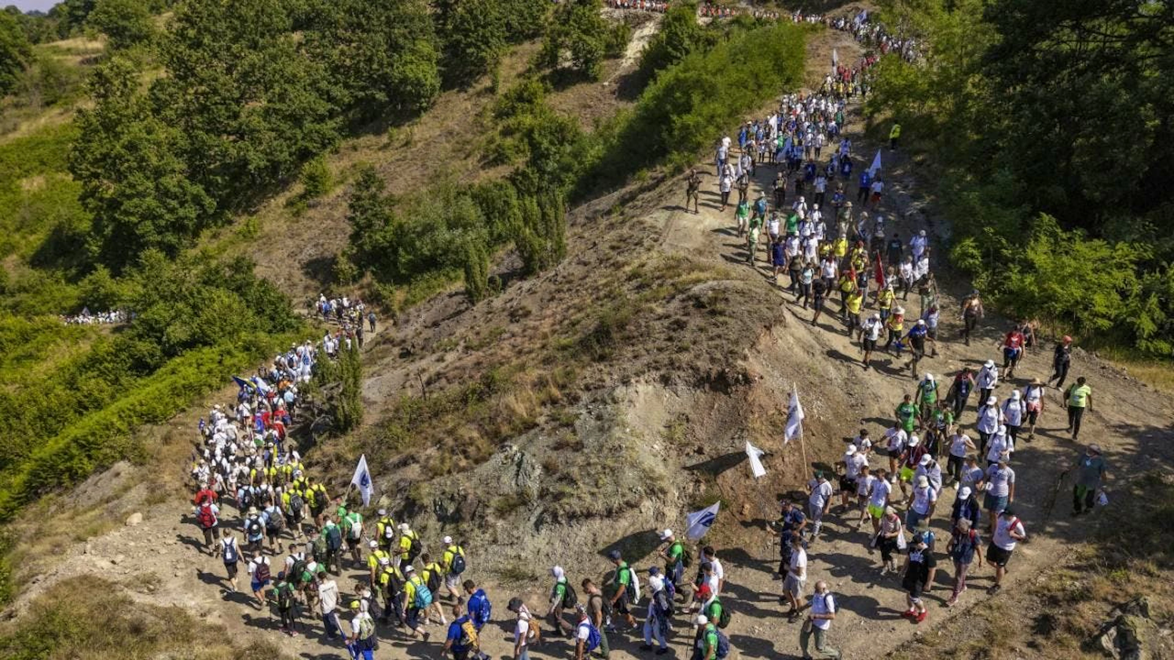 Chaque année, la "marche pour la paix" couvre les 100 kilomètres entre Srebrenica, où les forces serbes de Bosnie ont abattu quelque 8000 hommes et adolescents musulmans, au village de Nezuk, où les premiers survivants arrivèrent au coeur de l'été.