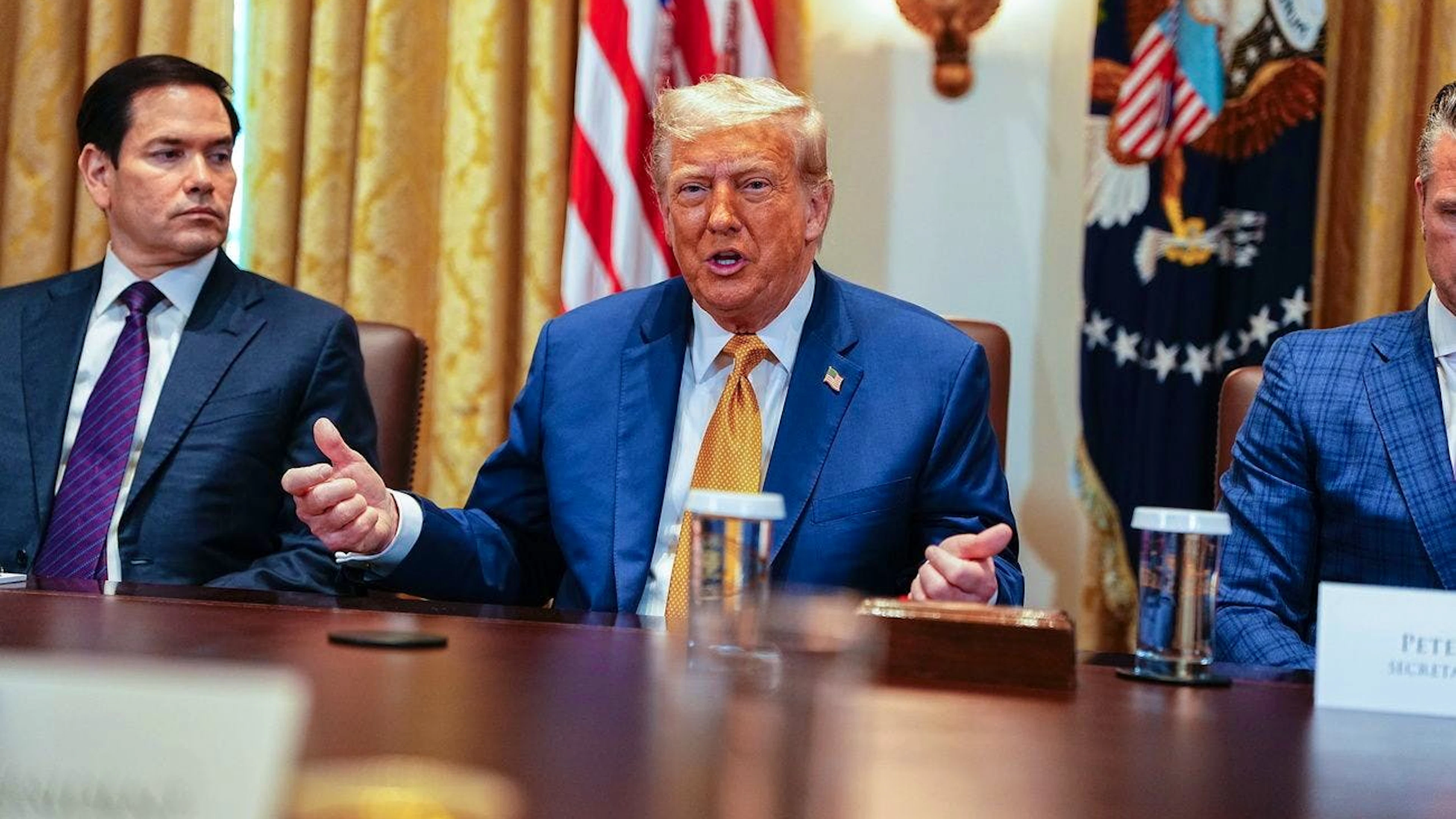 Il compte relever cette surtaxe à compter du 1er août pour pénaliser encore plus les exportations de dizaines de pays ayant un excédent commercial avec les Etats-Unis.