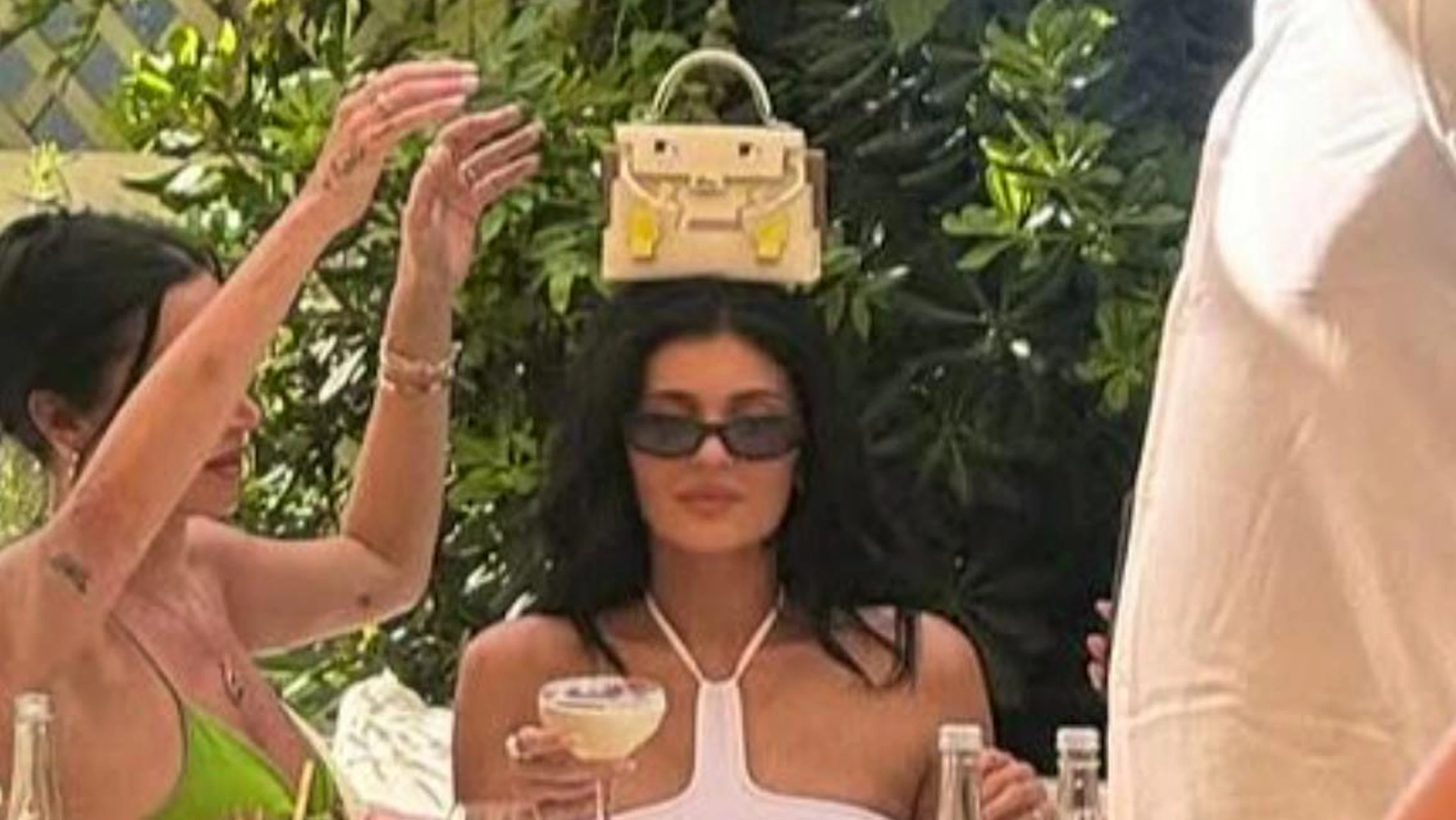 Kylie Jenner mit einer Hermès-Tasche auf dem Kopf.
