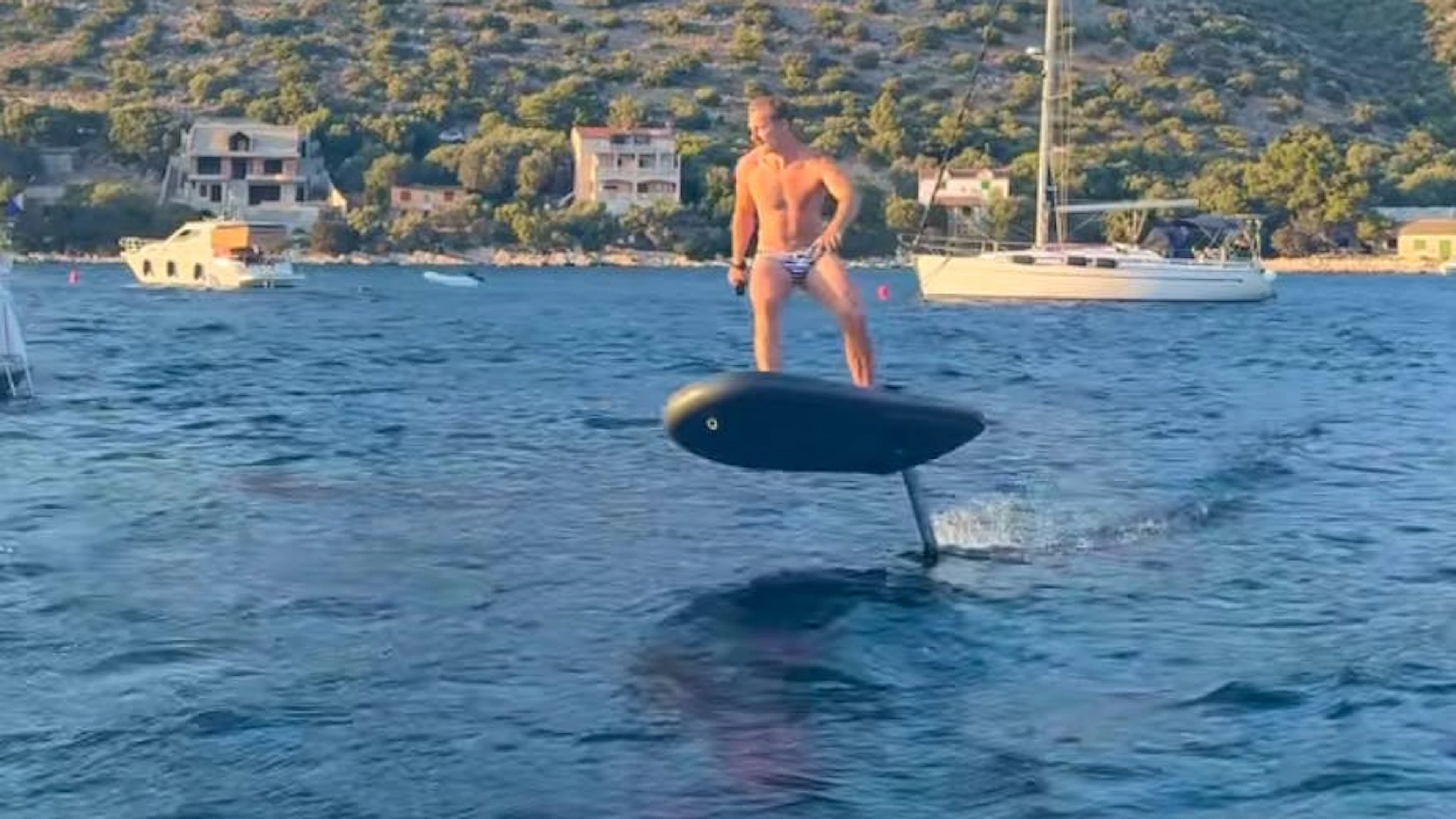 Marco Odermatt vergnüngt sich in den Ferien auf einem E-Surfbrett.