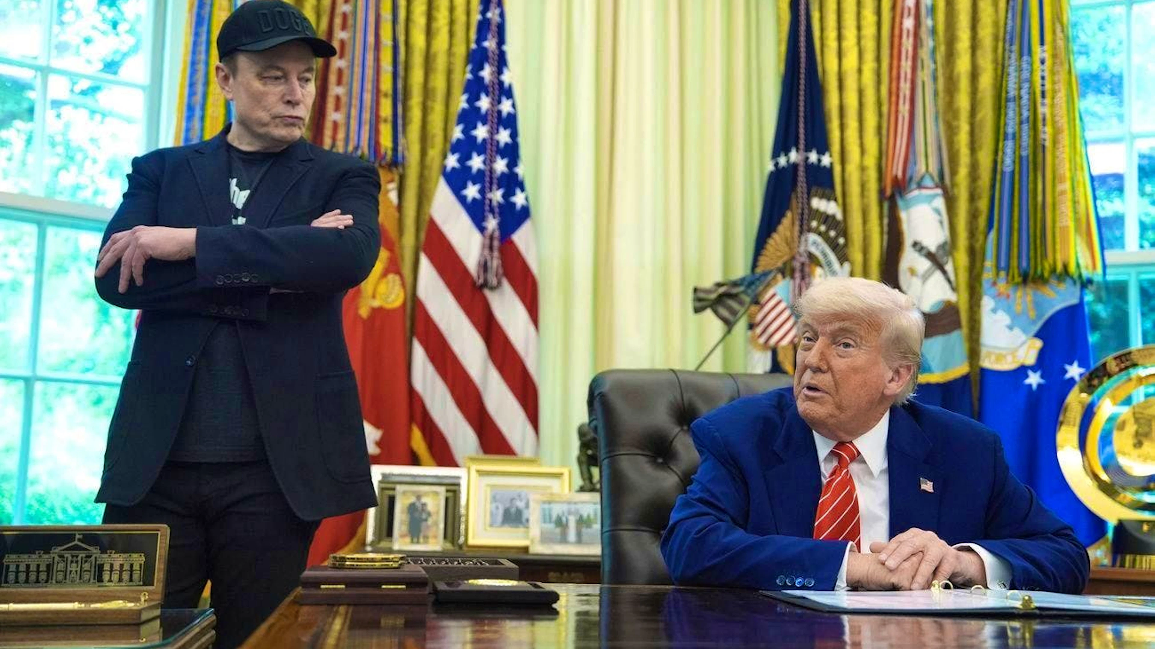 Elon Musk (à gauche avec une violette discrète sur l'œil droit) et Donald Trump le 30 mai à la Maison Blanche, alors qu'ils étaient encore amis.