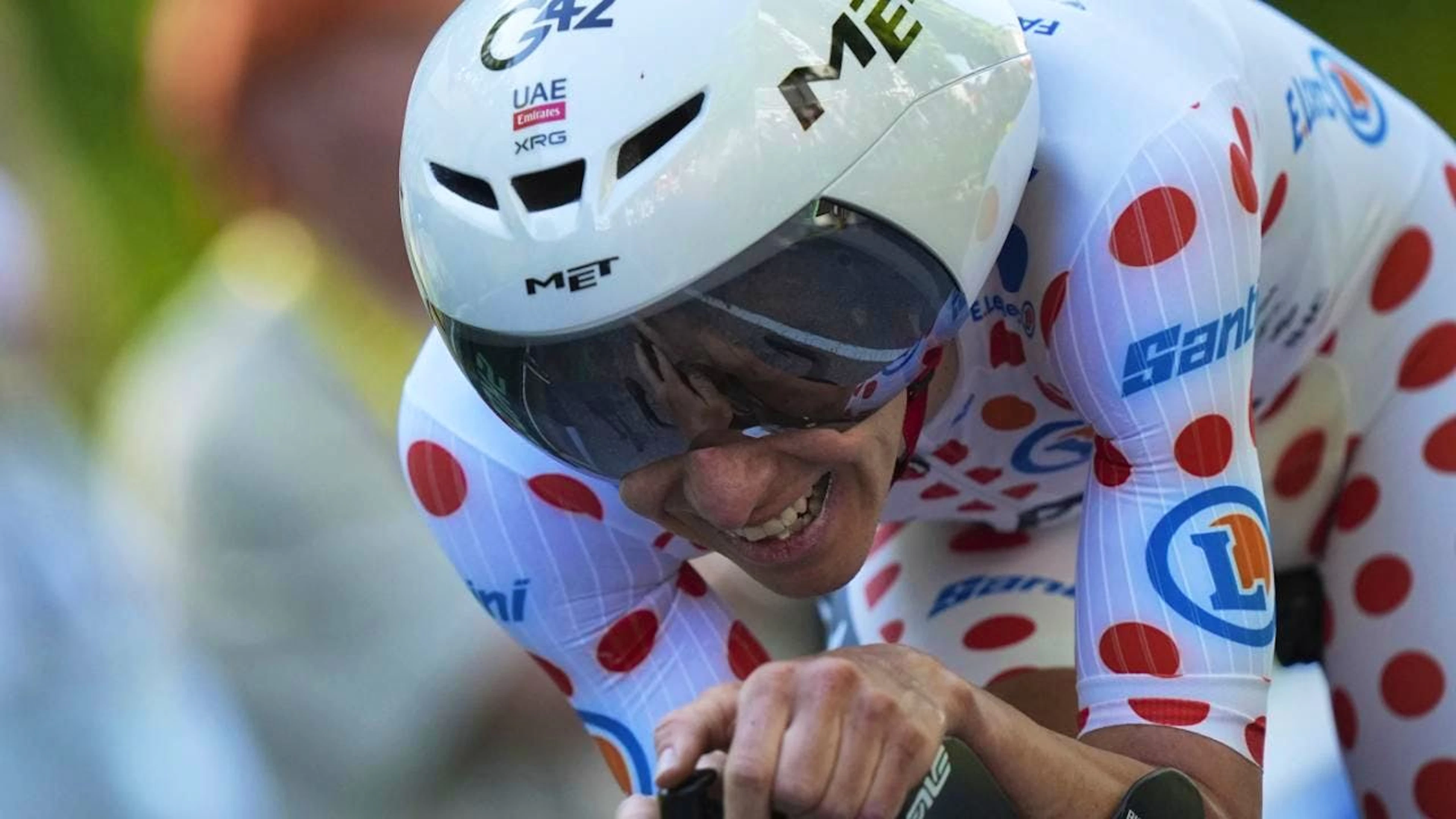 Tauscht das Trikot des Bergpreis-Leaders mit jenem des Gesamtführenden: Tadej Pogacar