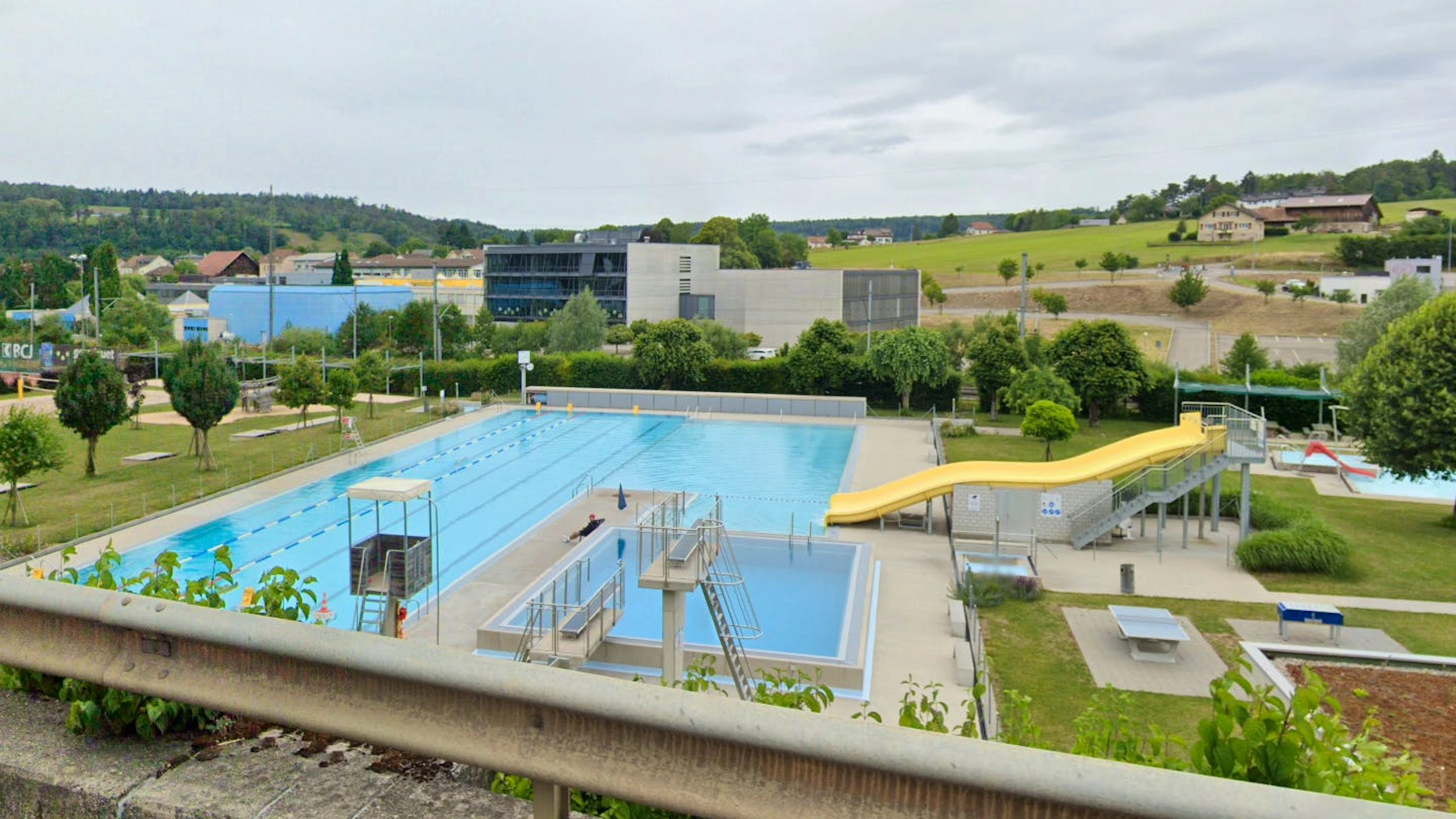 In einem Freibad im Jura dürfen Ausländer nicht mehr baden gehen.