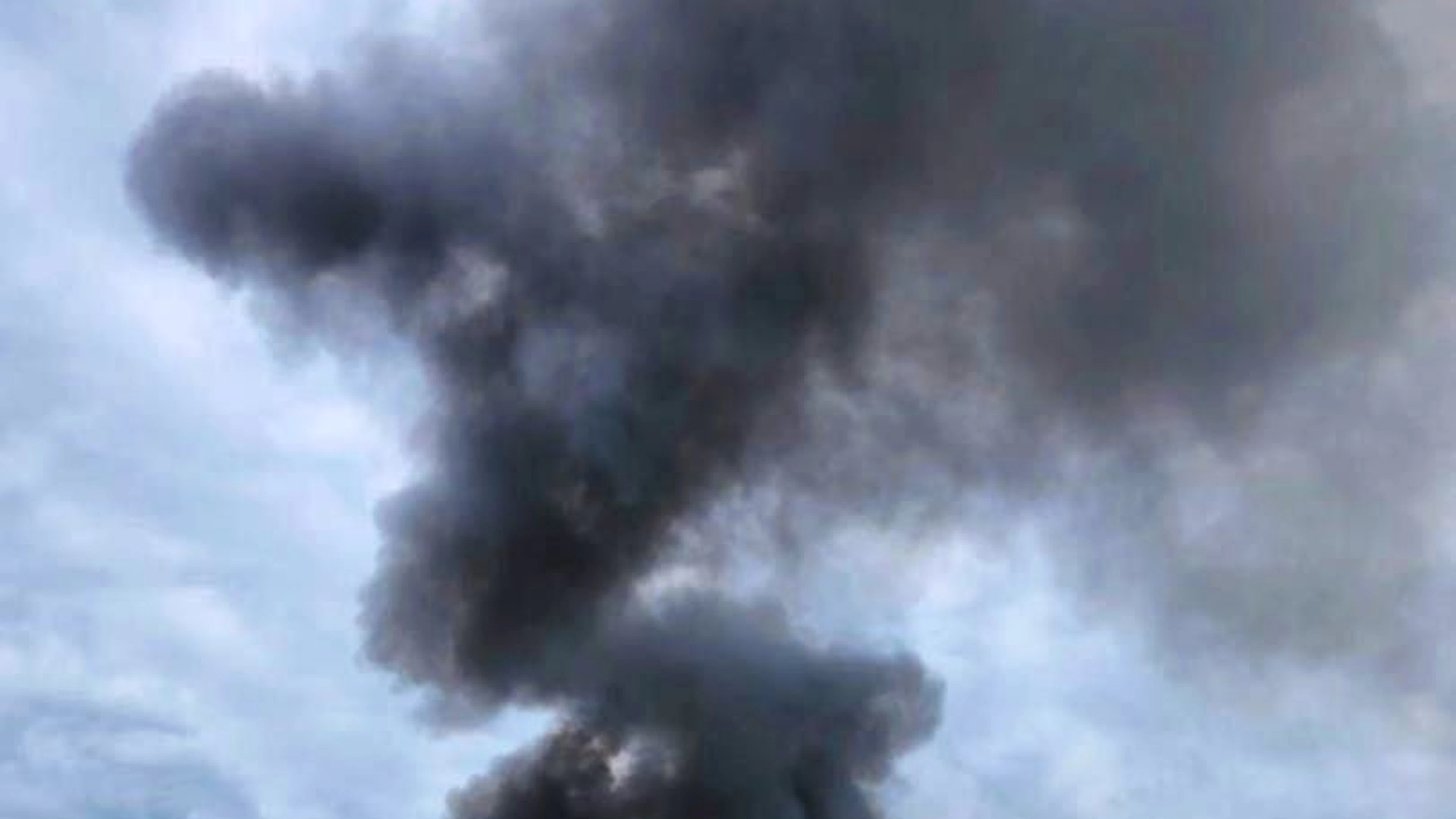 Passers-by could see a large cloud of smoke hundreds of meters away.