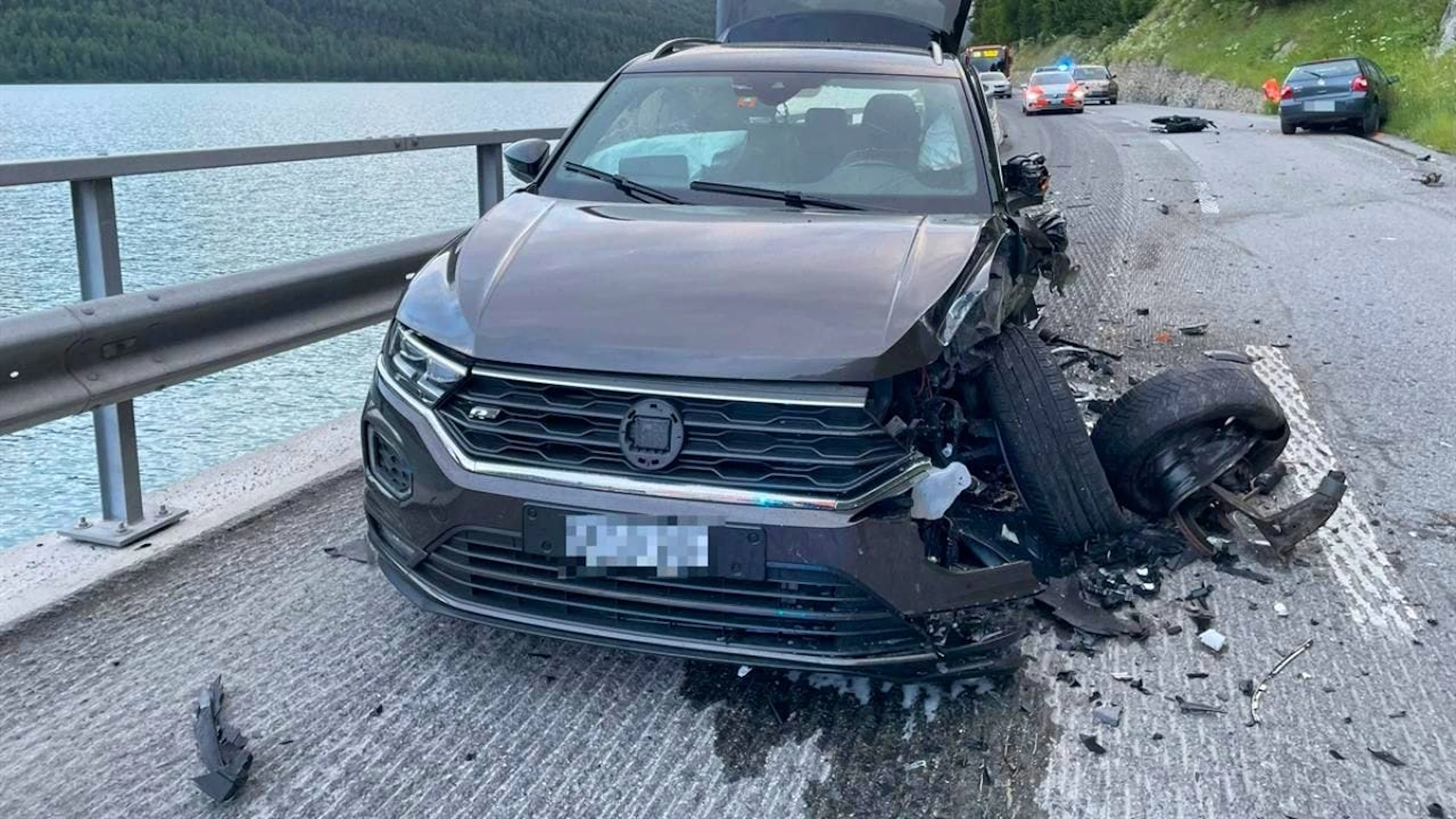 Le due macchine coinvolte nell'incidente di ieri sera poco dopo Silvaplana in direzione di Maloja.