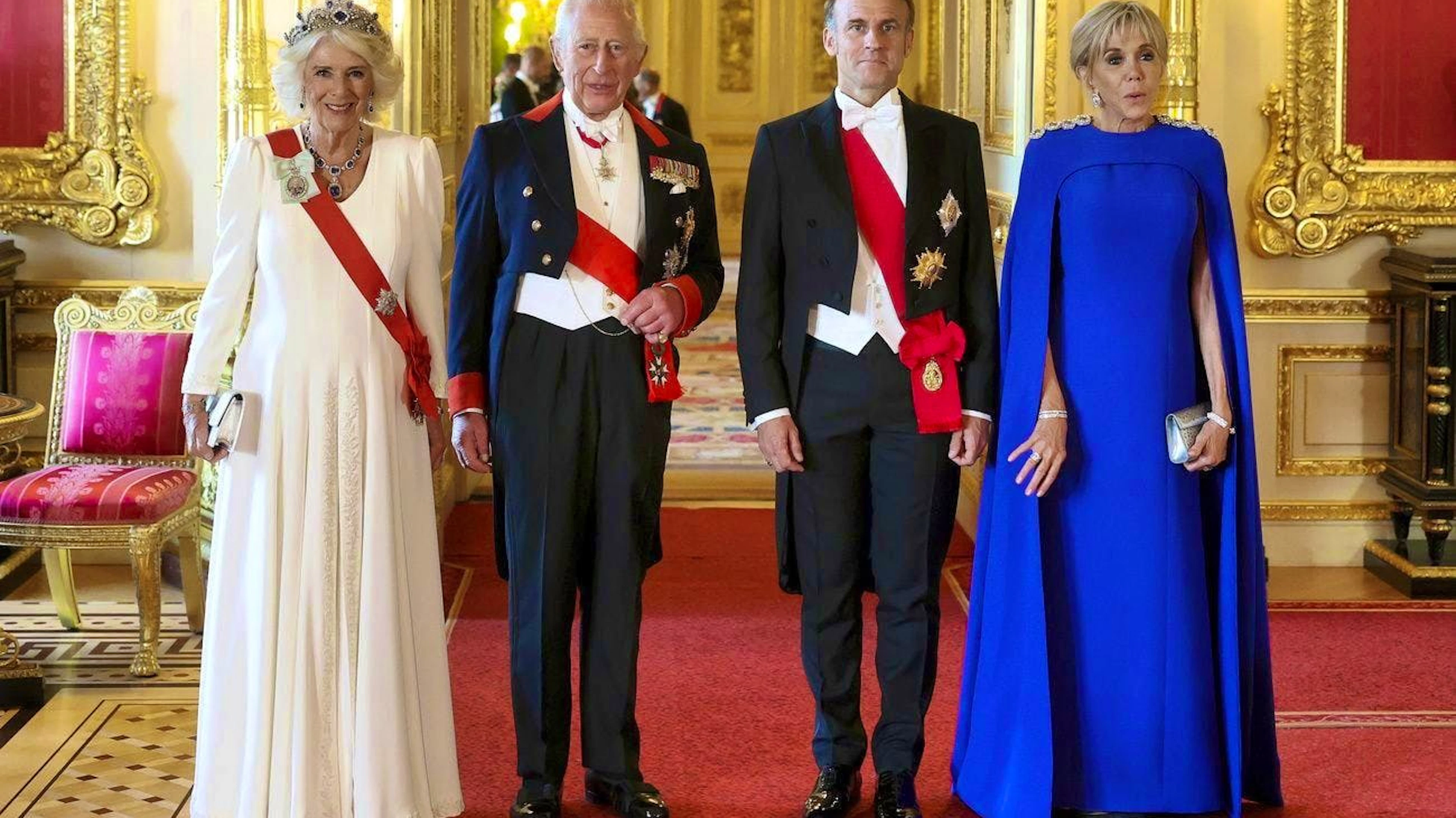 Foto ufficiale della visita di Stato: la Regina Camilla, il Re Carlo III, Emmanuel Macron e Brigitte al banchetto al Castello di Windsor l'8 luglio 2025 (da sinistra a destra).