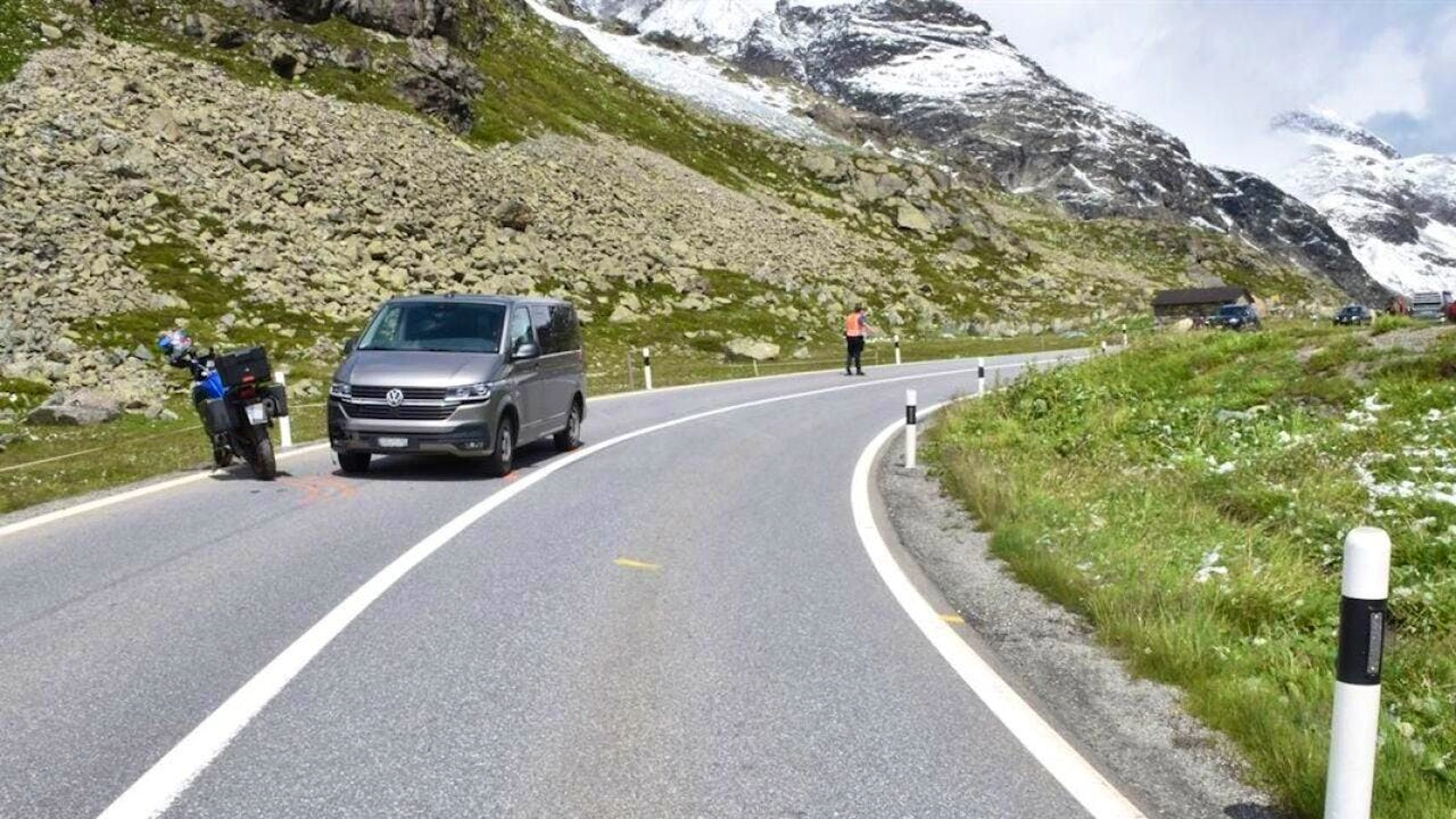 La motociclista australiana stava viaggiando sul lato sinistro della strada sul Passo del Giulia, come era abituata a fare nel suo paese.