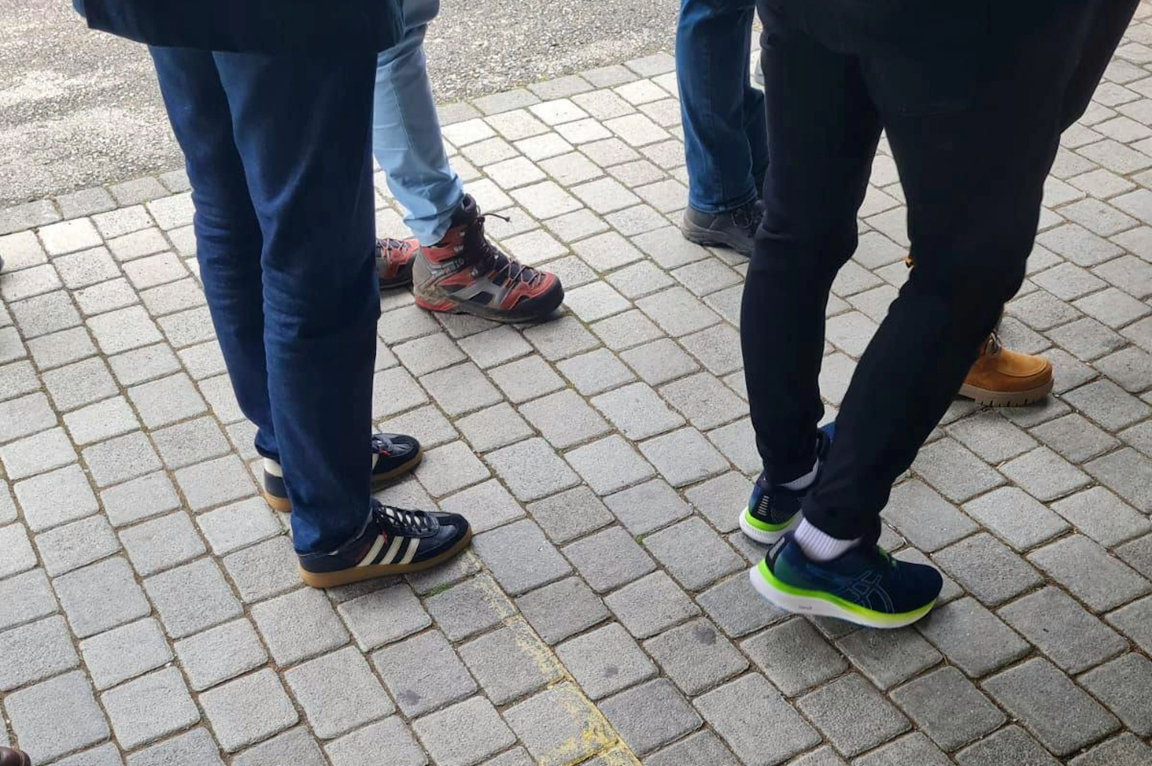 Trotz staatlicher Anweisung, sicheres Schuhwerk mitzunehmen, waren einige Turnschuhe zu sehen.