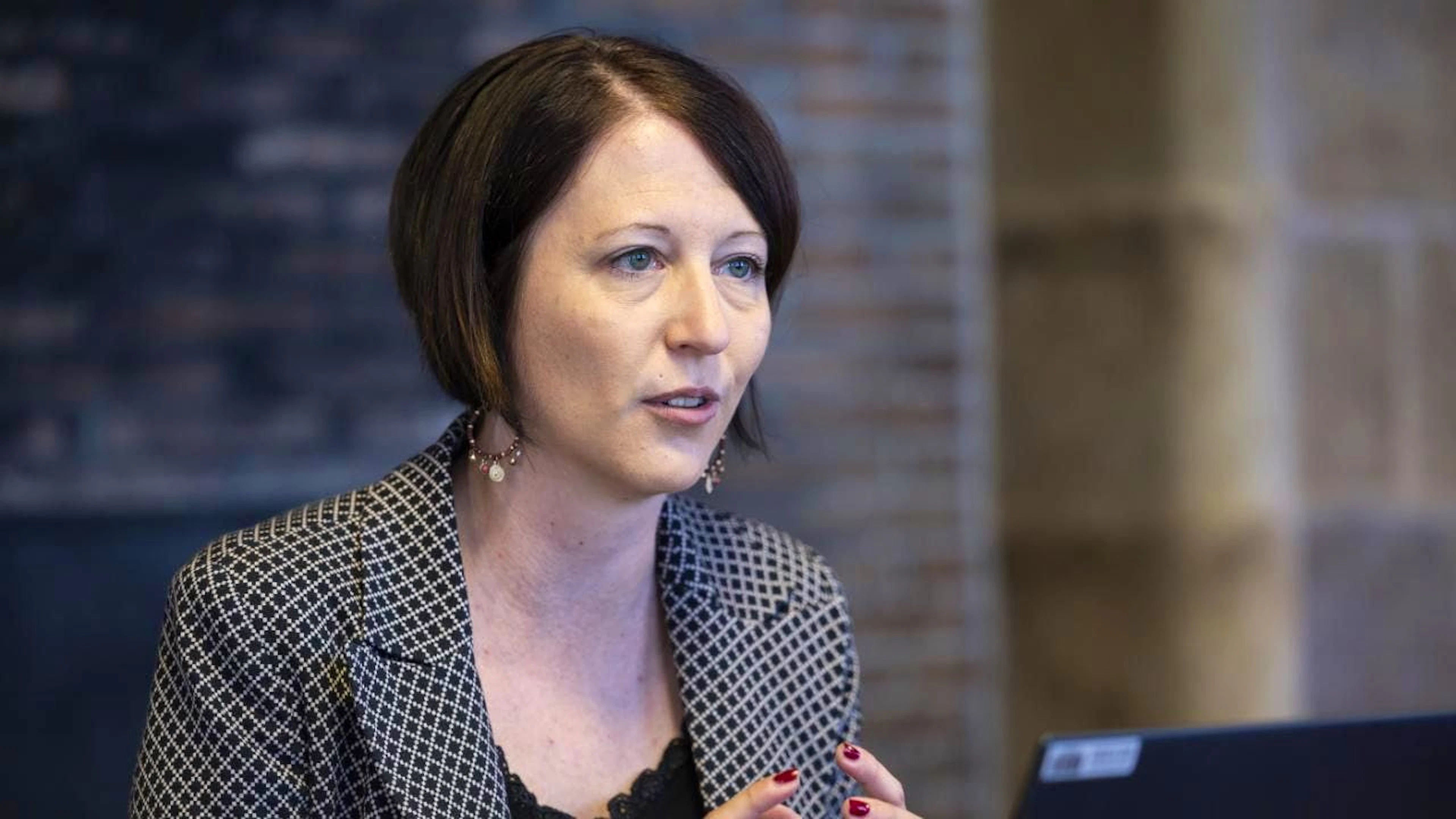 Crystel Graf, conseillère d'Etat neuchâteloise, estime que les initiatives pourraient mettre en péril les prestations à la population.