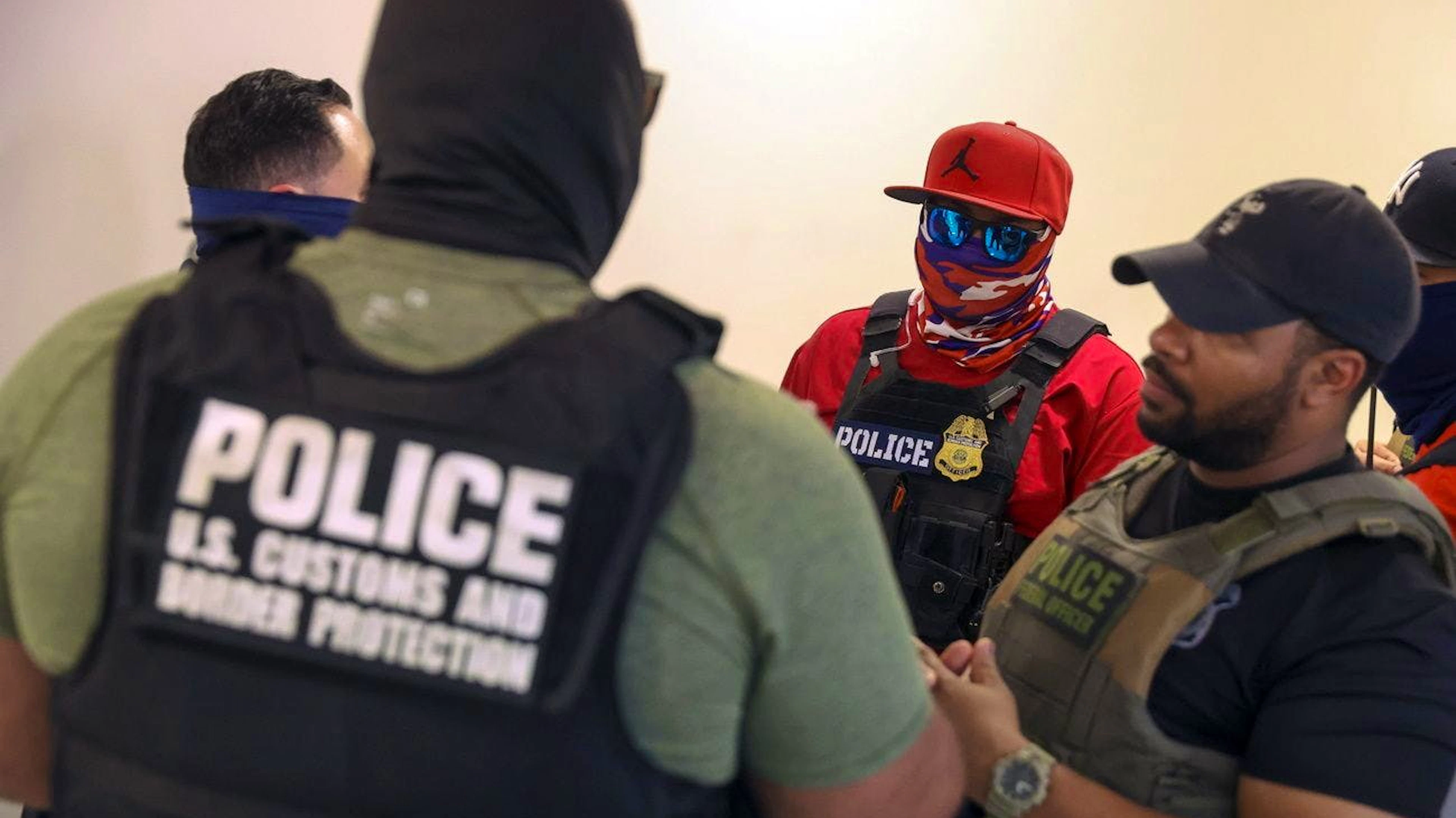 Agenten von ICE und der Customs and Porder Patrol (CBP), die ebenfalls zum Heimtaschutzministerium DHS gehört, warten am 9. Juli vor einem Immigrationsgericht auf den Ausgang einer Verhandlung.