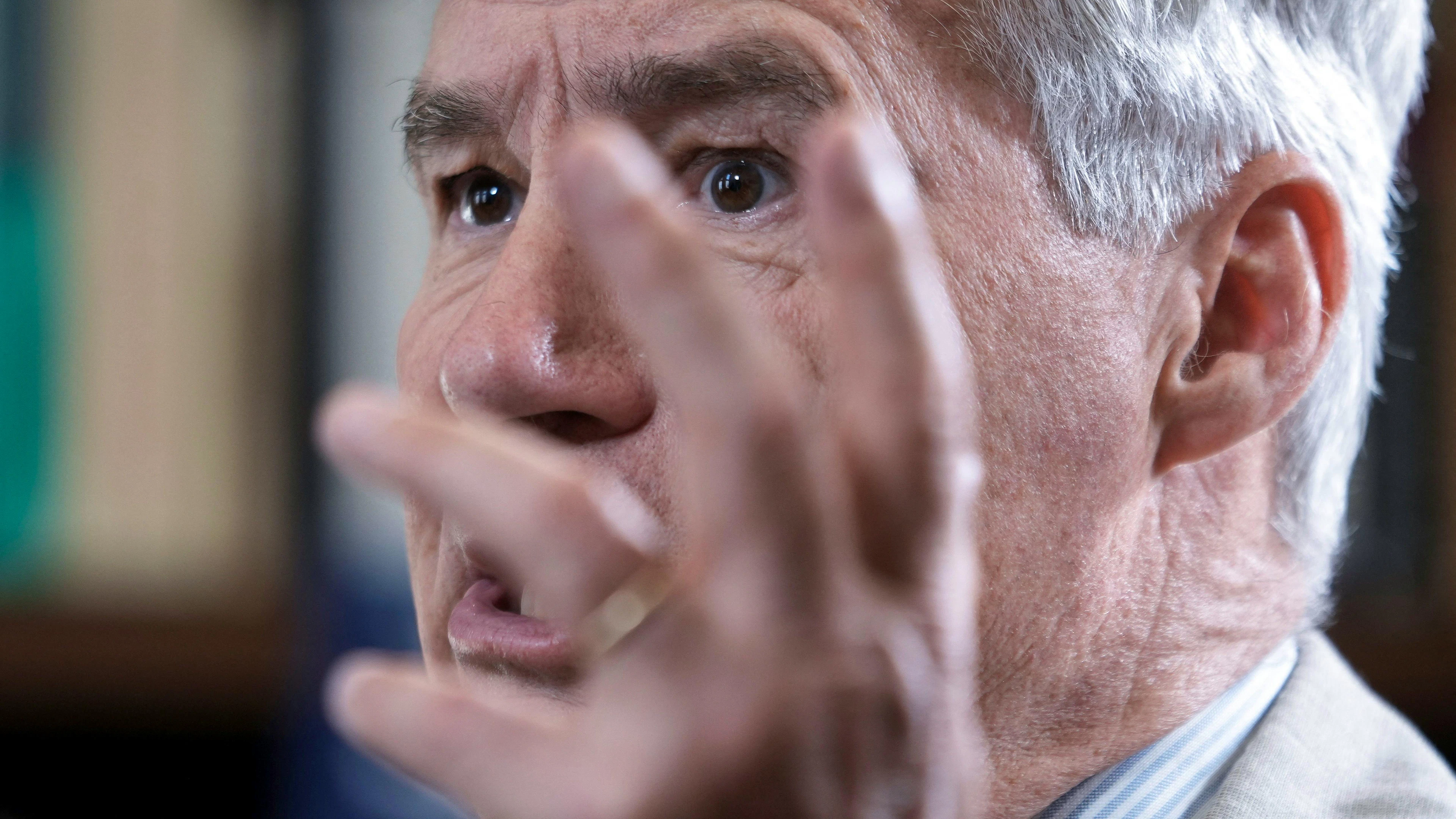 Le sénateur américain Sheldon Whitehouse, démocrate de Rhode Island, s'exprime lors d'une interview au Capitole, le 8 juillet 2025, à Washington, DC. L'un des principaux défenseurs du climat au Sénat américain affirme que l'administration du président Donald Trump ne gouverne plus, mais « occupe » le pays au nom des grandes compagnies pétrolières.