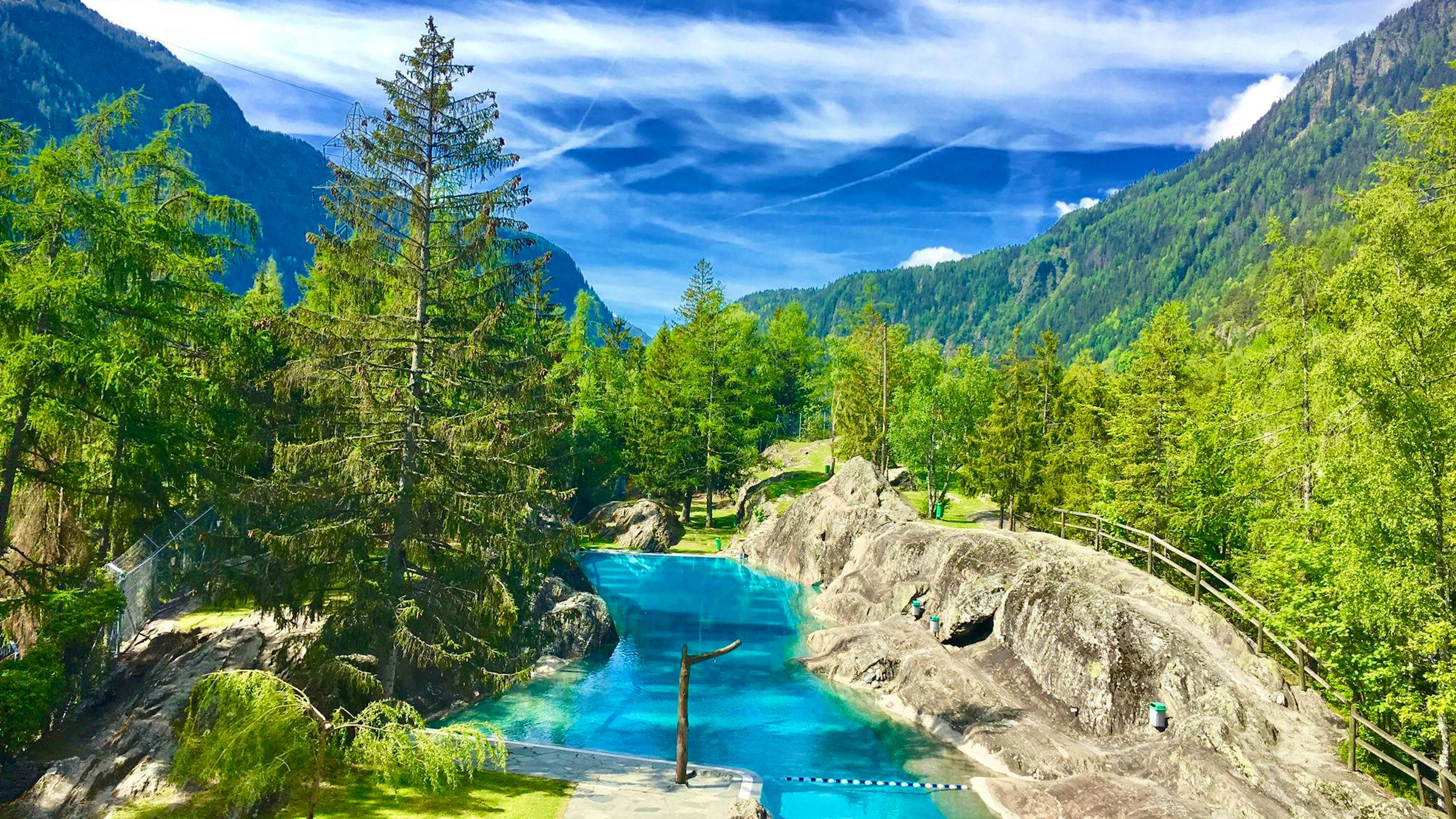 En été, ne manquez pas de profiter de la piscine creusée dans la roche située à l’entrée du zoo des Marécottes!