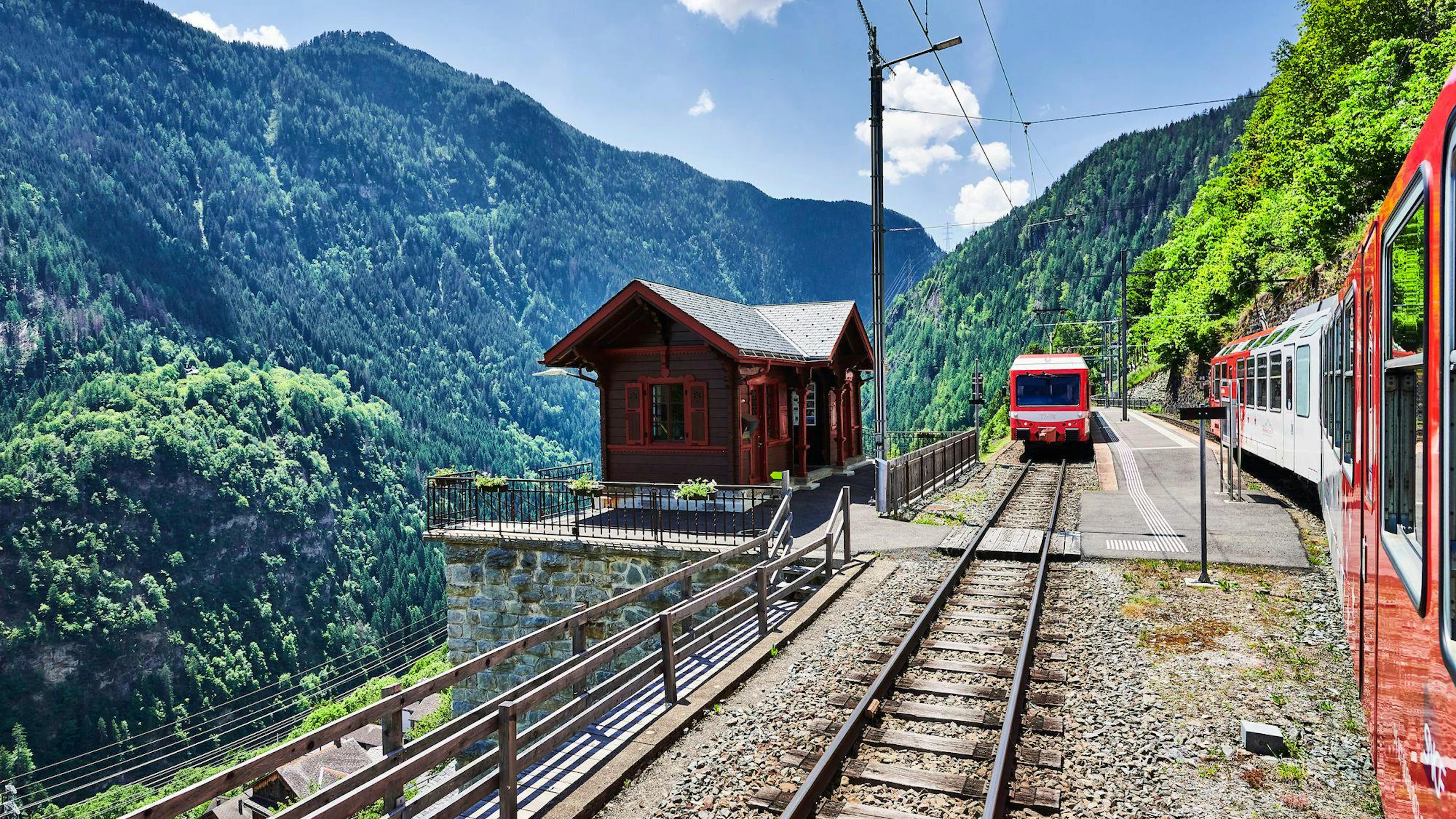 À bord du Mont-Blanc Express, traversez des paysages impressionnants, entre montagnes,gorges et barrages.