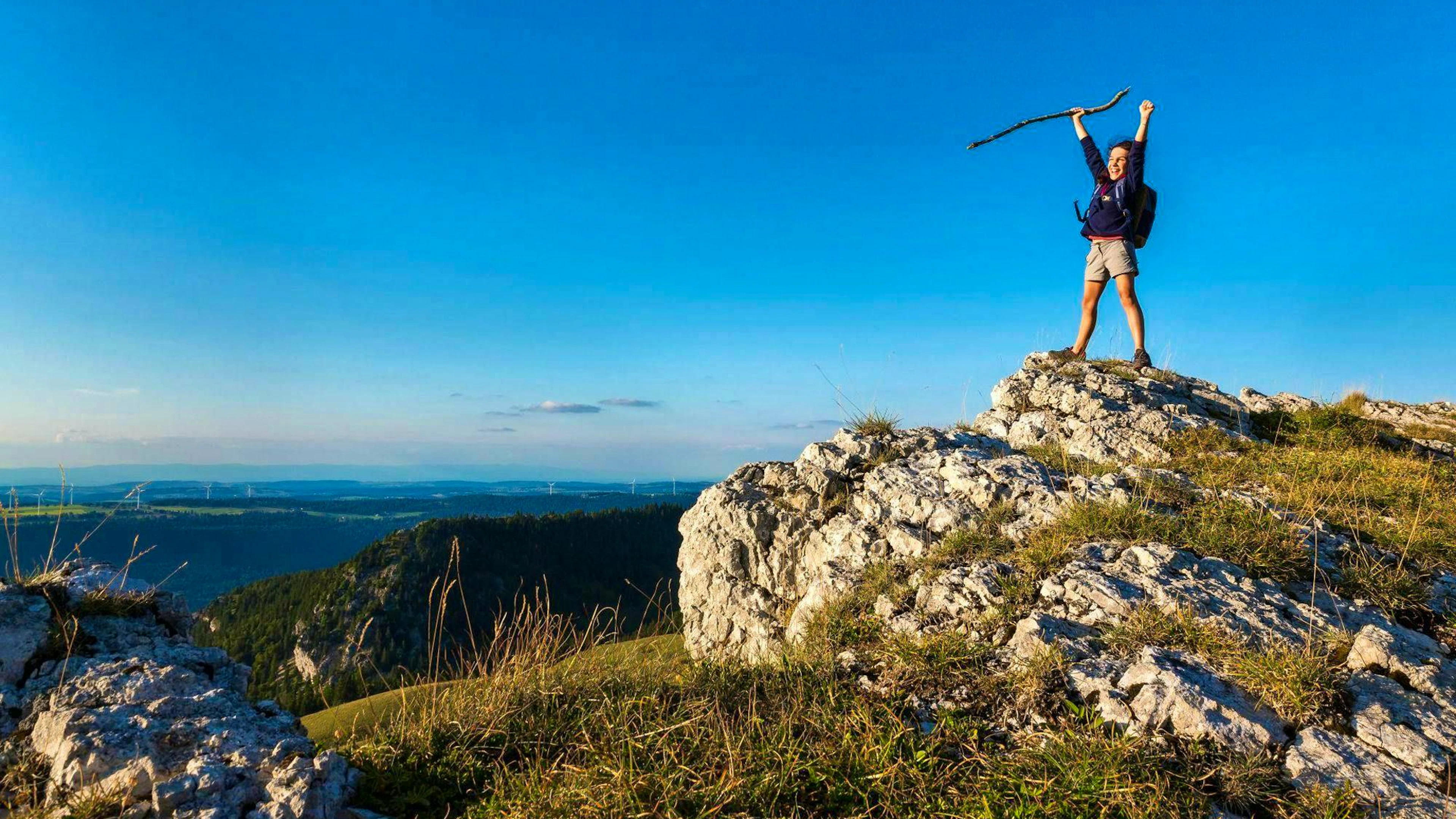 La randonnée est le sport préféré des Suissesses et des Suisses: sur le Chasseral, on profite en plus d’une vue imprenable sur les lacs de Bienne, Morat et Neuchâtel.