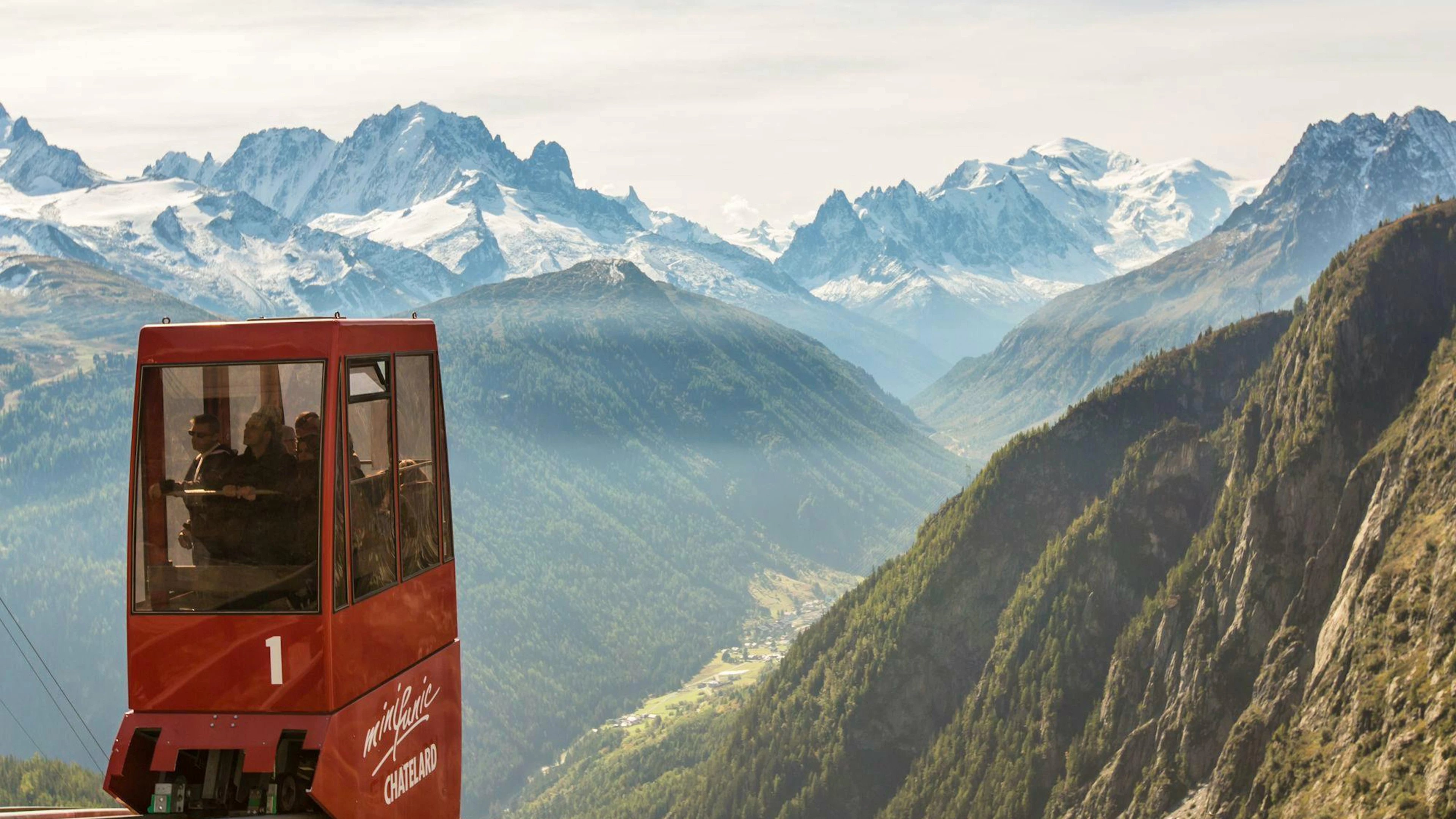 Prenez de la hauteur avec les installations de VerticAlp Emosson et vivez une ascension spectaculaire offrant un panorama à couper le souffle jusqu'à la couronne du barrage.