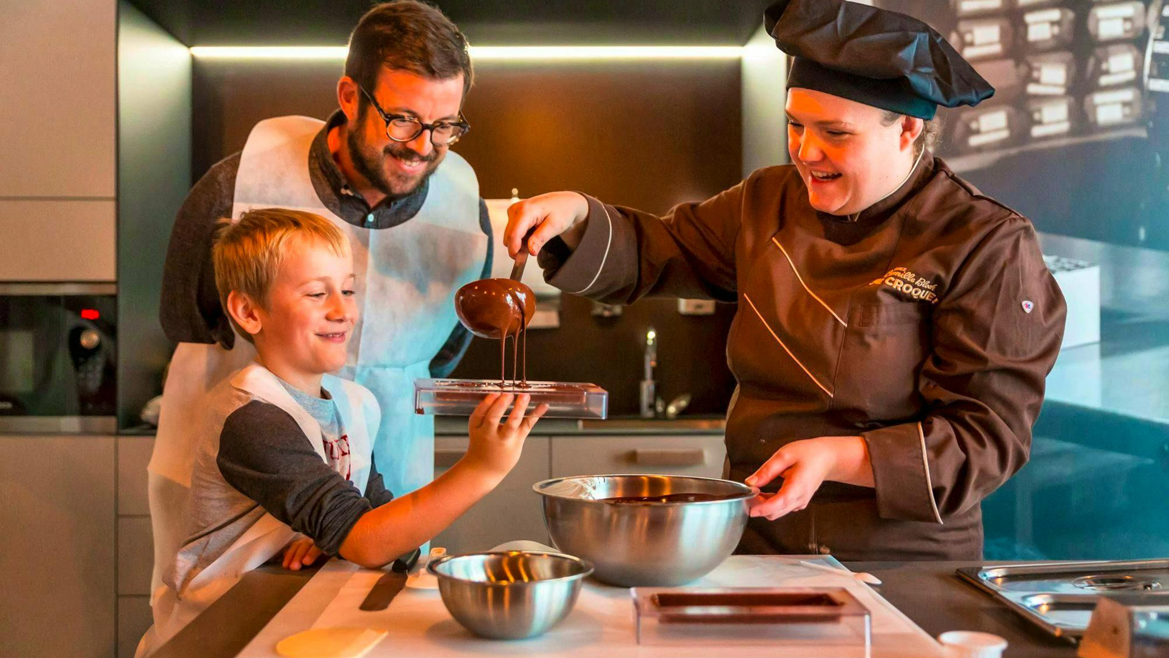 C’est ici que le Ragusa est fabriqué. En plus de la célèbre barre au nougat et aux noisettes, Camille Bloch offre un aperçu passionnant de la fabrication du chocolat.