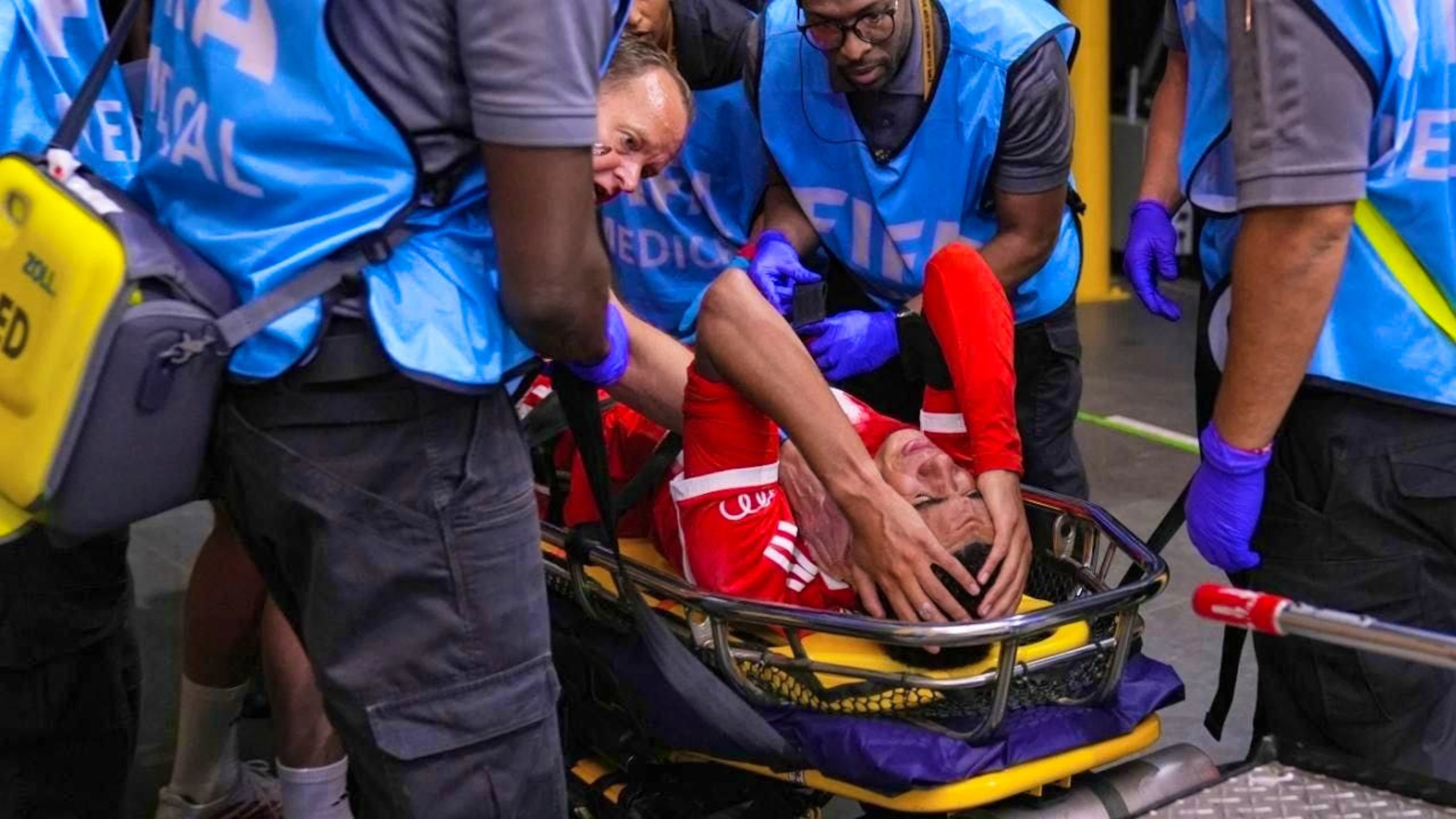 Jamal Musiala viene portato fuori dal campo dopo il grave infortunio subito nel quarto di finale della Coppa del Mondo per Club.