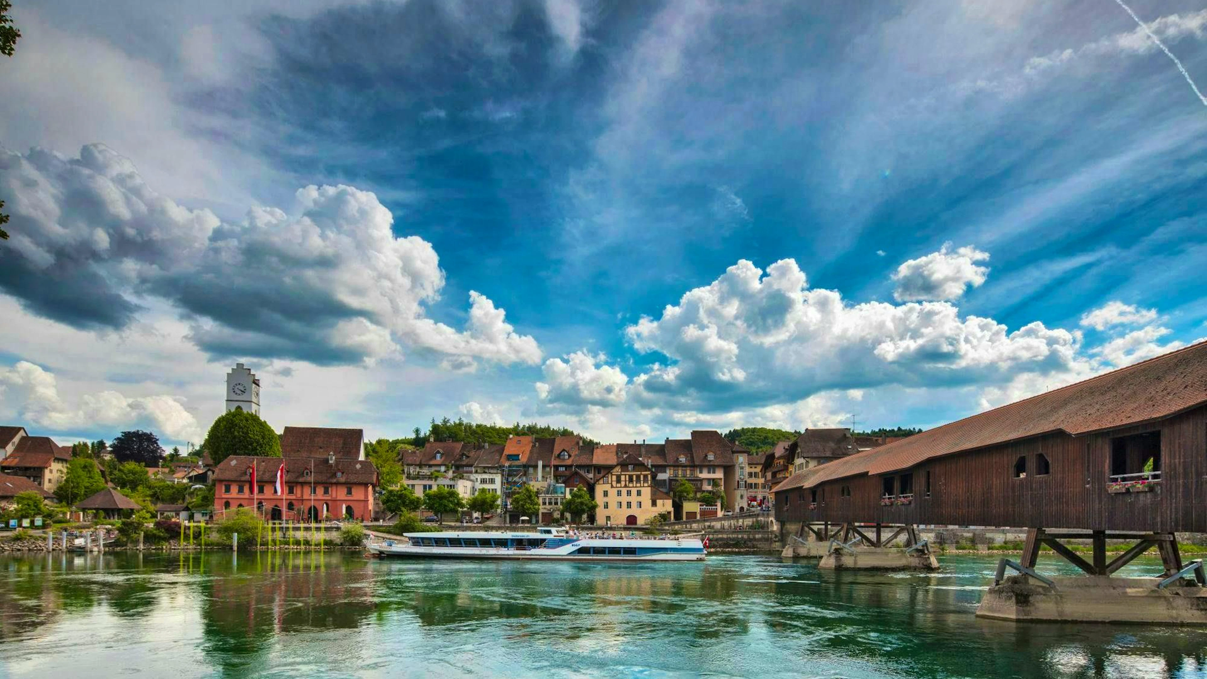 La croisière de Soleure à Bienne sur l’Aar passe notamment par la ville historique de Büren an der Aare.