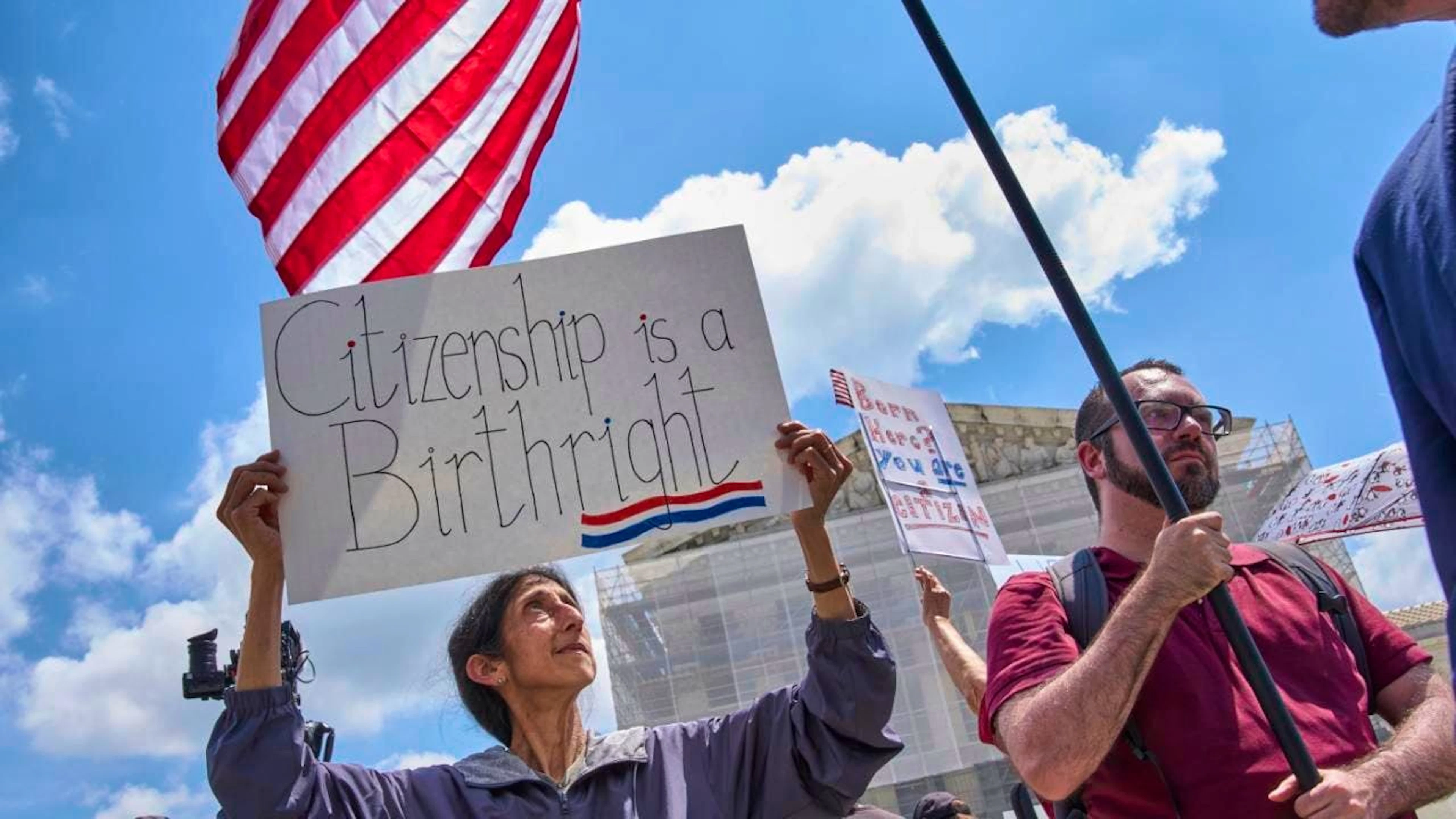 ARCHIV - Ein Demonstrant hält vor dem Supreme Court ein Schild mit der Aufschrift «Citizenship is a Birthright» (Archivbild). Foto: Jacquelyn Martin/AP/dpa
