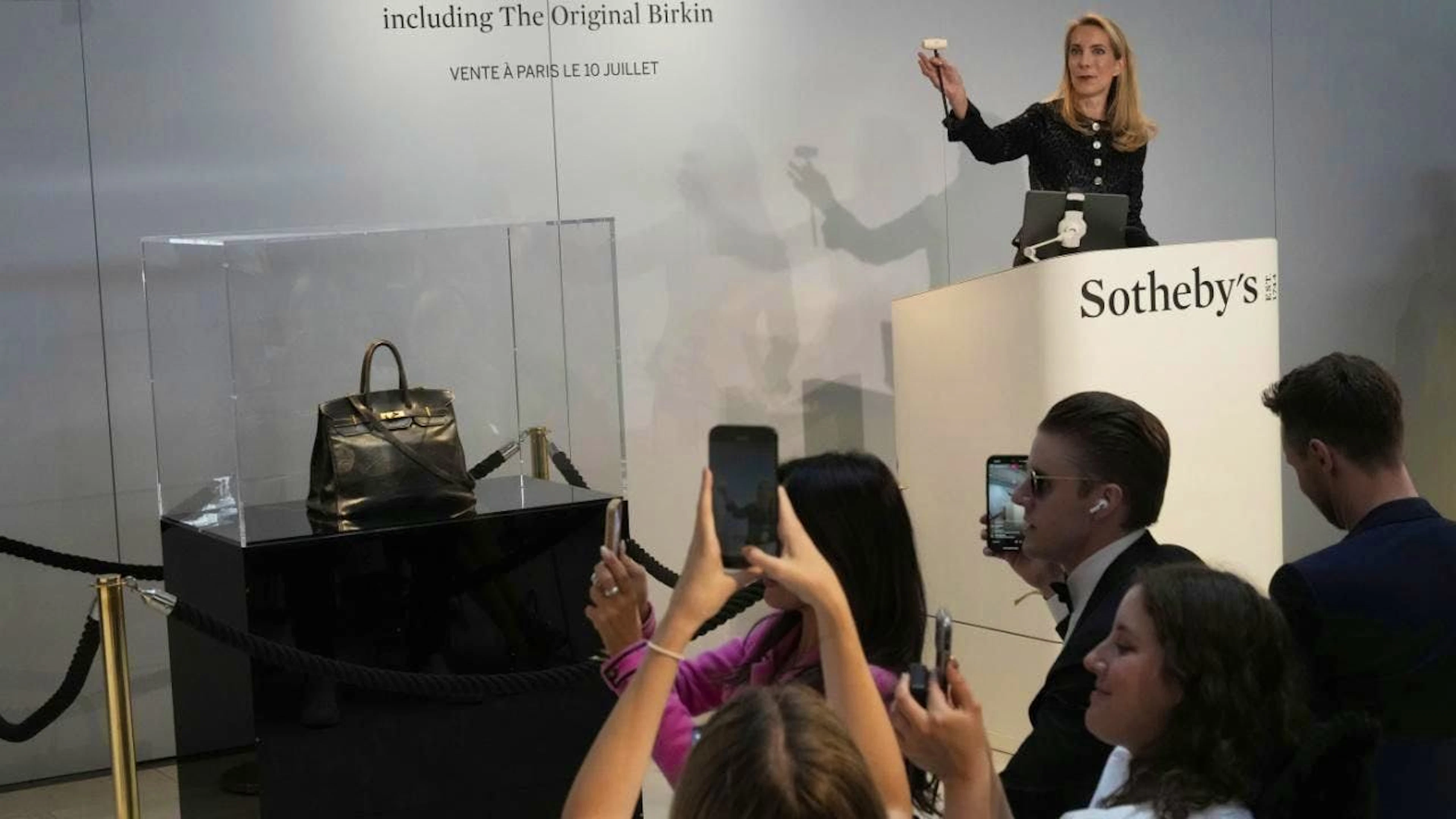 La borsa Birkin di Hermès all'asta da Sotheby's a Parigi.