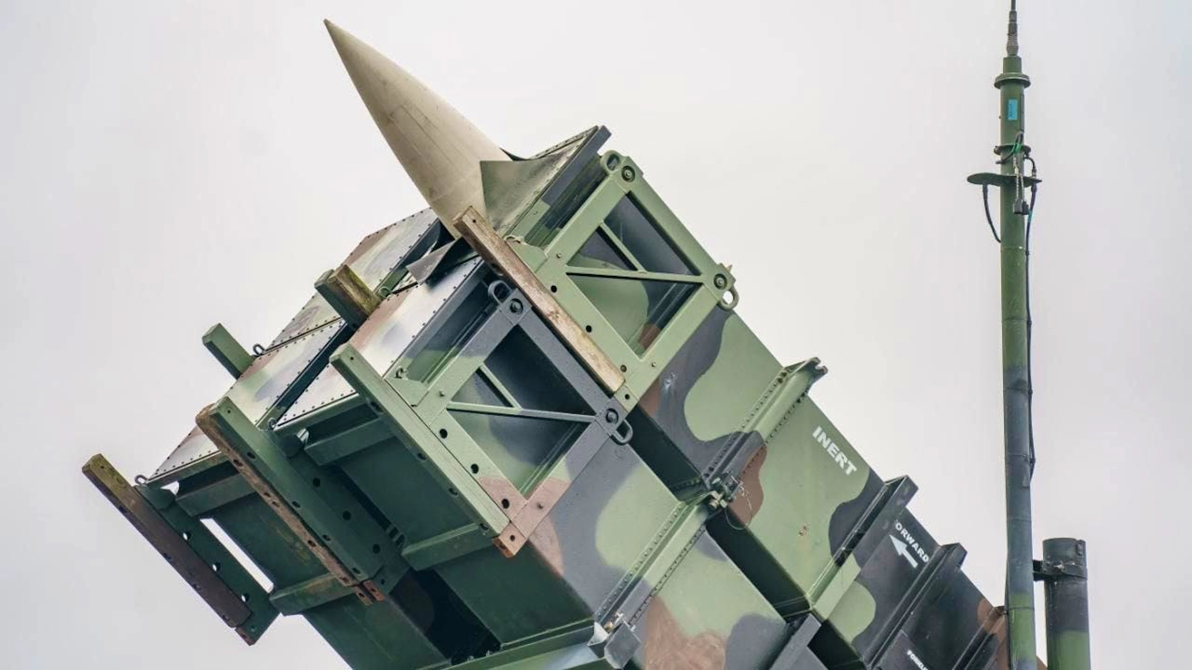 ARCHIV - Ein gefechtsbereites Flugabwehrraketensystem vom Typ «Patriot» des Flugabwehrraketengeschwaders 1 der Bundeswehr steht auf dem Flugfeld des Militärflughafens. Foto: Axel Heimken/dpa