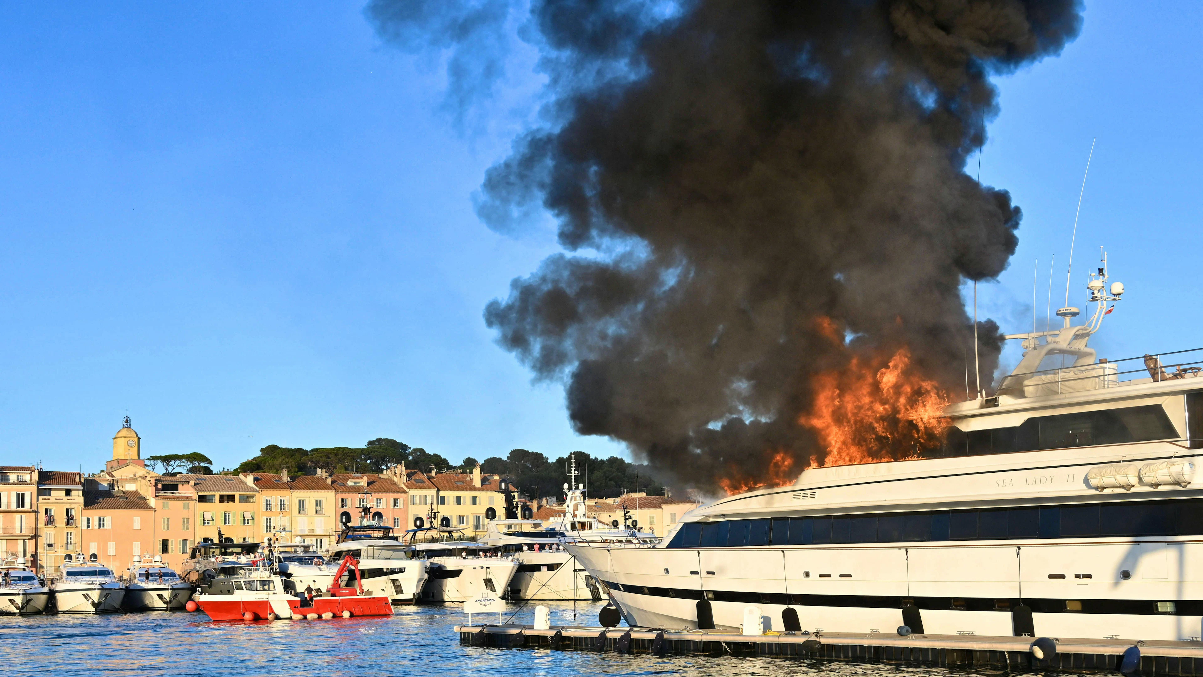 Peu avant 22H00, le feu n'était «toujours pas éteint», a déclaré à l'AFP un porte-parole des pompiers du Var, faisant état de «difficultés pour monter à bord du navire».