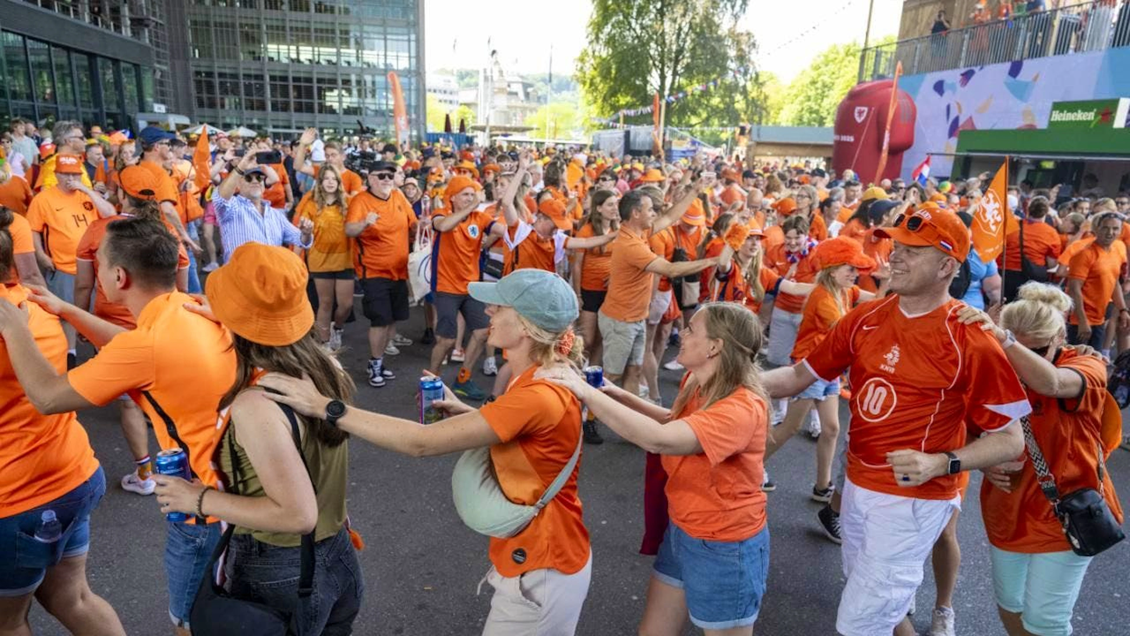 "Verso sinistra, verso destra": la danza delle tifose e dei tifosi olandesi a Lucerna. (foto del 5 luglio 2025)