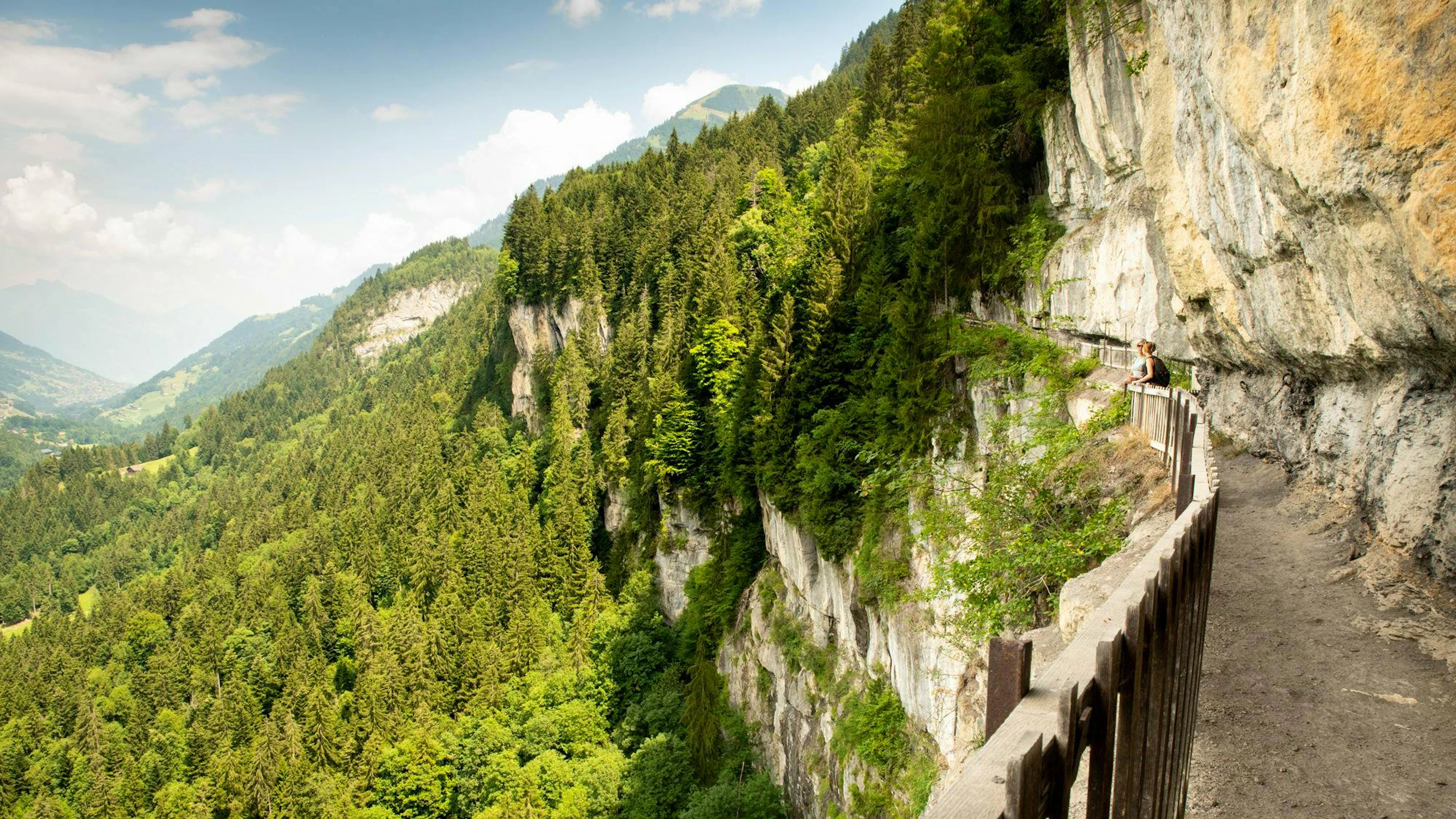 Connaissez-vous La Galerie Défago? Ce sentier spectaculaire est littéralement suspendu au-dessus de la vallée et creusé dans la paroi rocheuse.