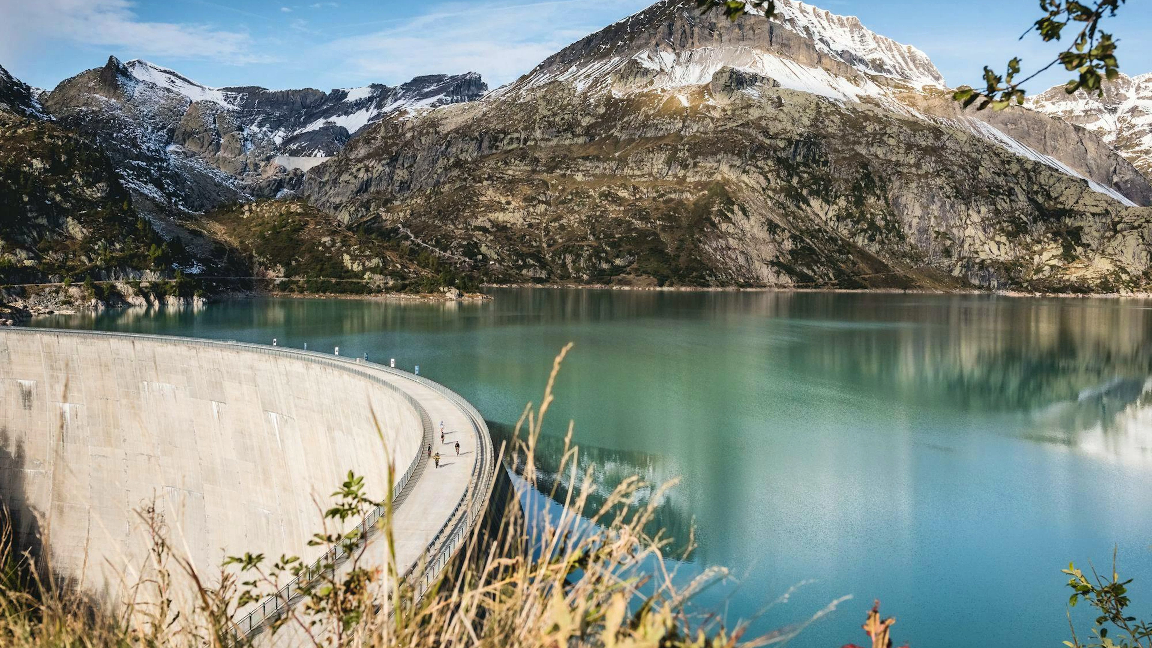 L'eau cristalline du lac d'Emosson peut, selon la lumière, prendre une couleur turquoise presque exotique.