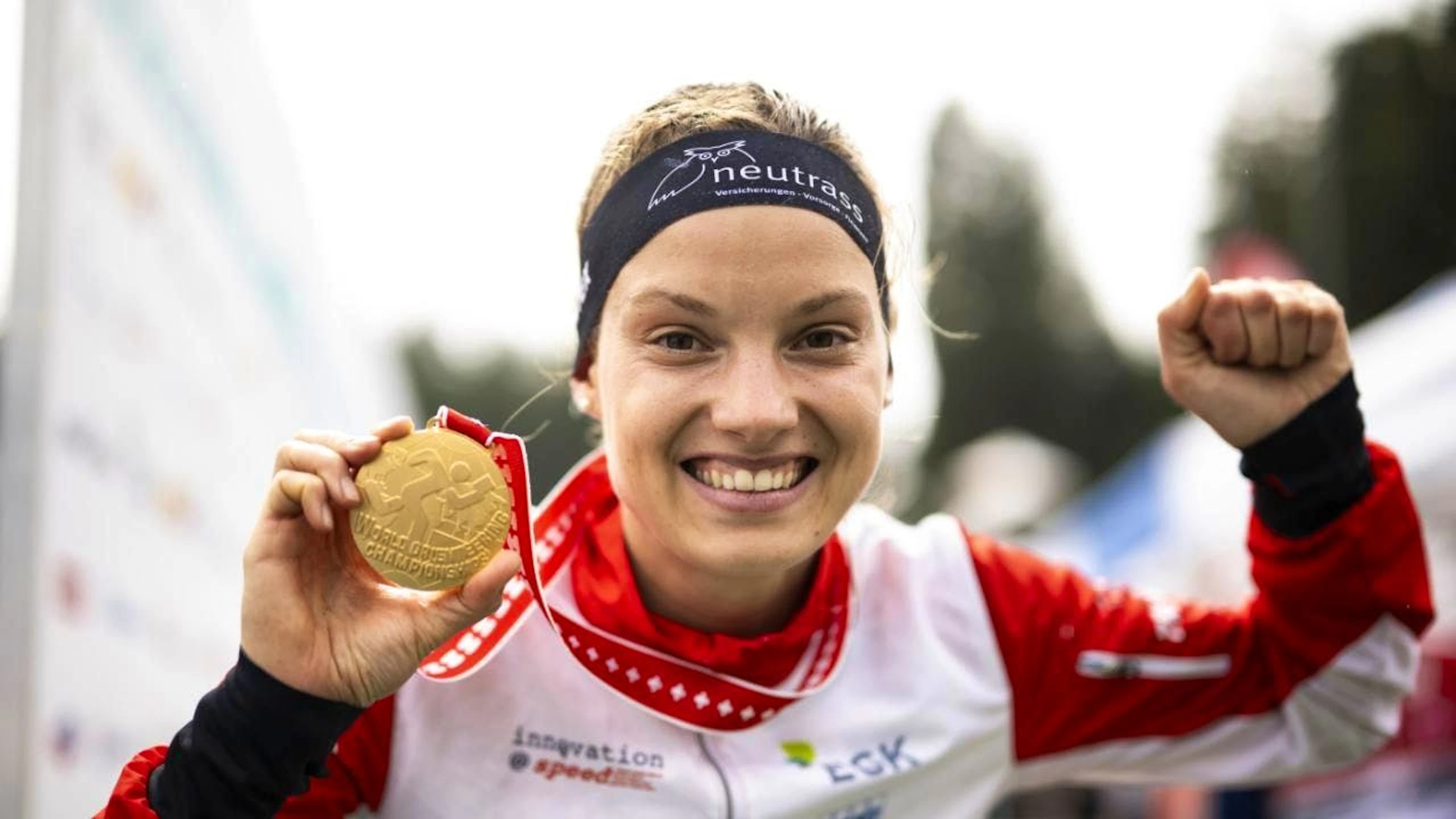 Wie vor zwei Jahren an der Heim-WM in Flims Laax wird Simona Aebersold erneut Weltmeisterin über die Langdistanz.