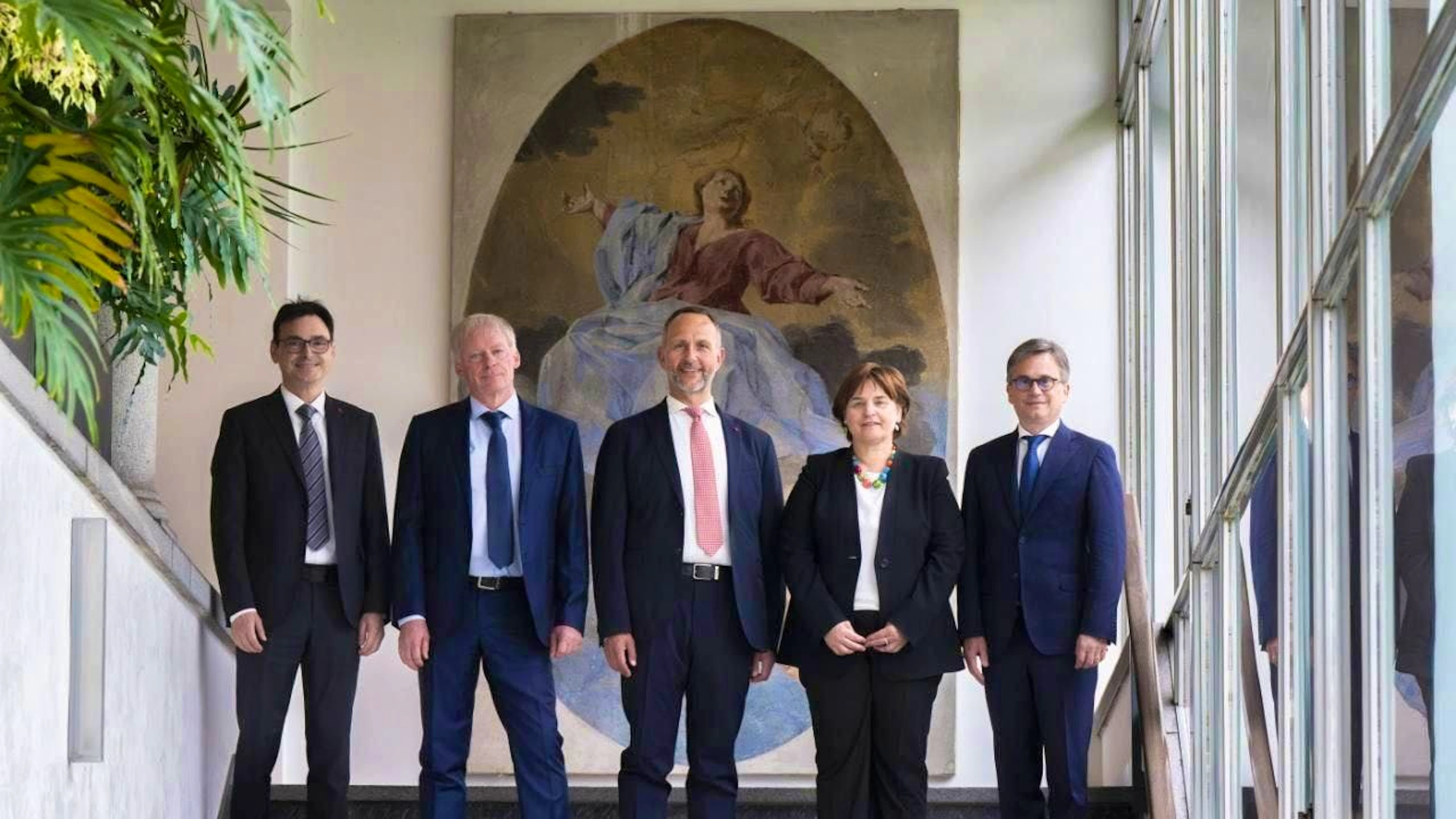 The Ticino government has approved a mini-reshuffle, which has been widely criticized by the Ticino parties. Pictured from left to right: Raffaele De Rosa (center), Claudio Zali (Lega), Norman Gobbi (Lega), Marina Carobbio (SP) and Christian Vitta (FDP). (archive picture)