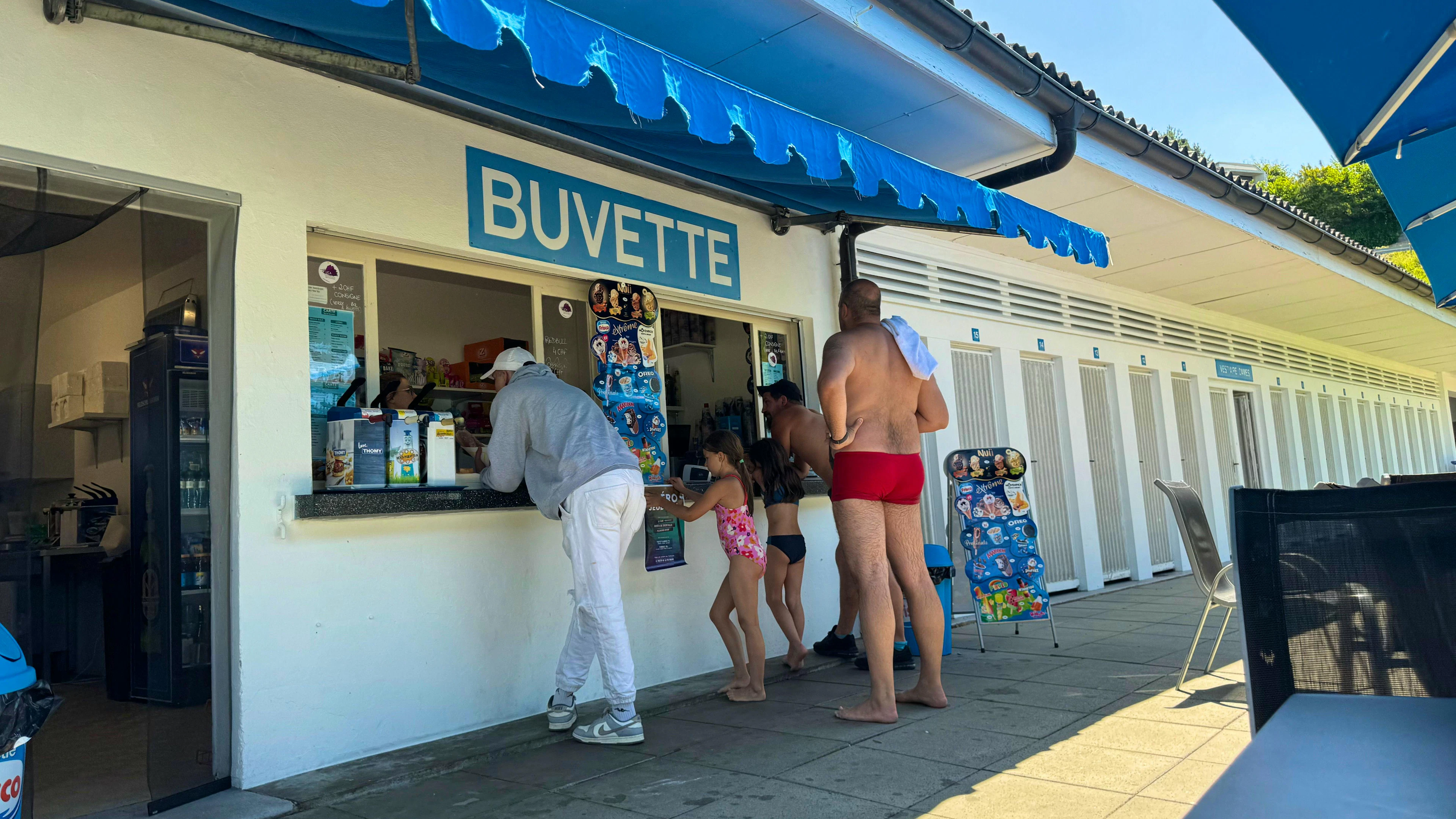 Die Buvette in der Pruntruter Piscine serviert Chicken-Nuggets und Bier auch am Platz.