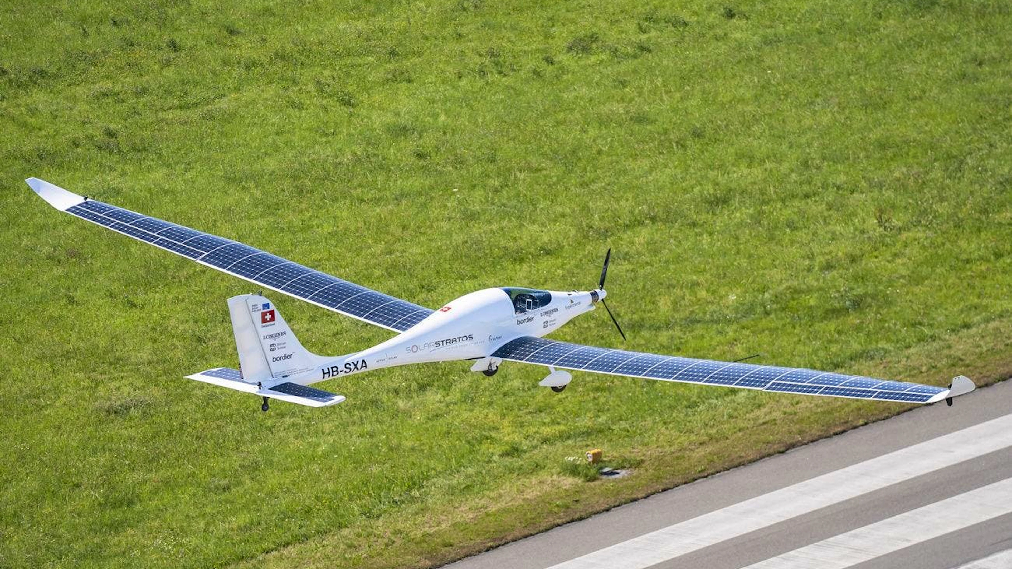 SolarStratos, un prototype d'avion à énergie solaire, piloté par l'aventurier suisse Raphael Domjan à l'aéroport de Payerne, en Suisse, le mardi 24 juin 2025. (KEYSTONE/Til Buergy)