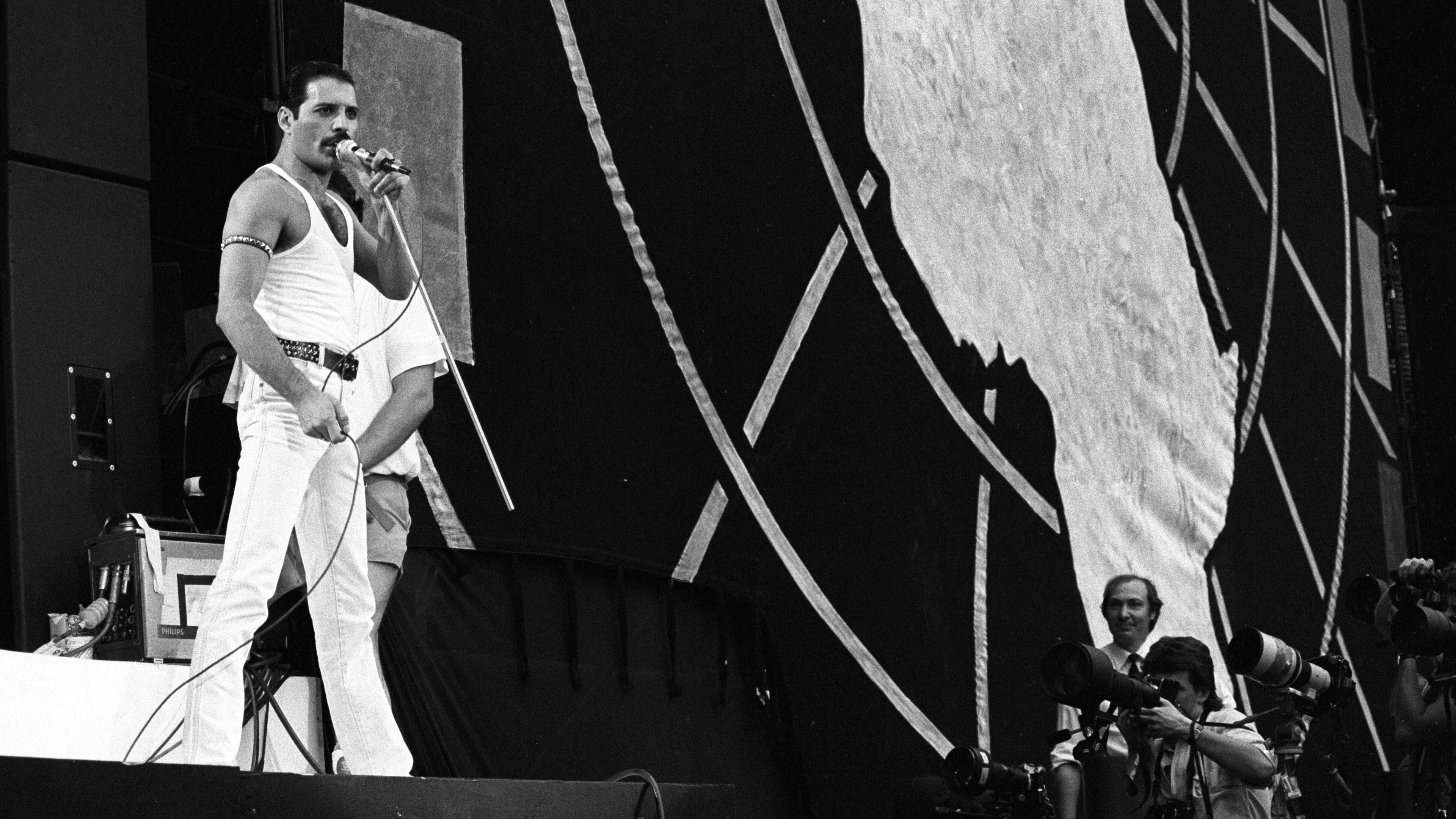 Am 13. Juli 1985 stiegen in London und Philadelphia die beiden «Live Aid»-Konzerte: Im Wembley-Stadion trat unter anderem Queen mit Sänger Freddie Mercury auf.