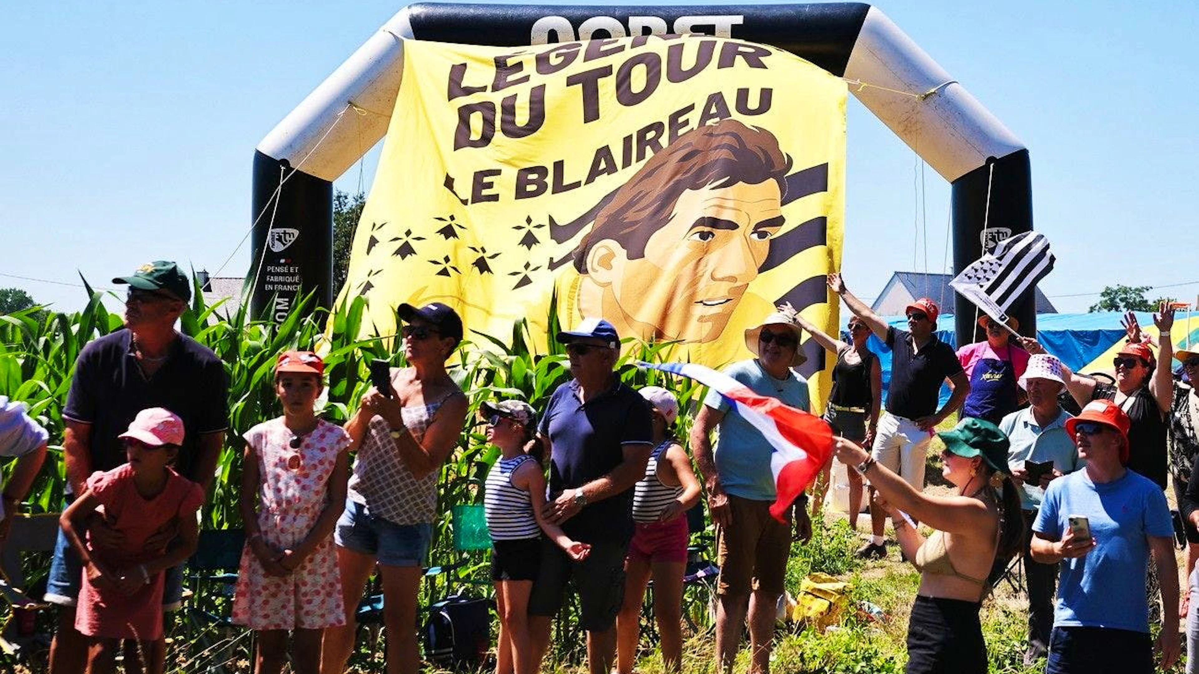 Un hommage à Bernard Hinault sur le bord de la route du Tour de France