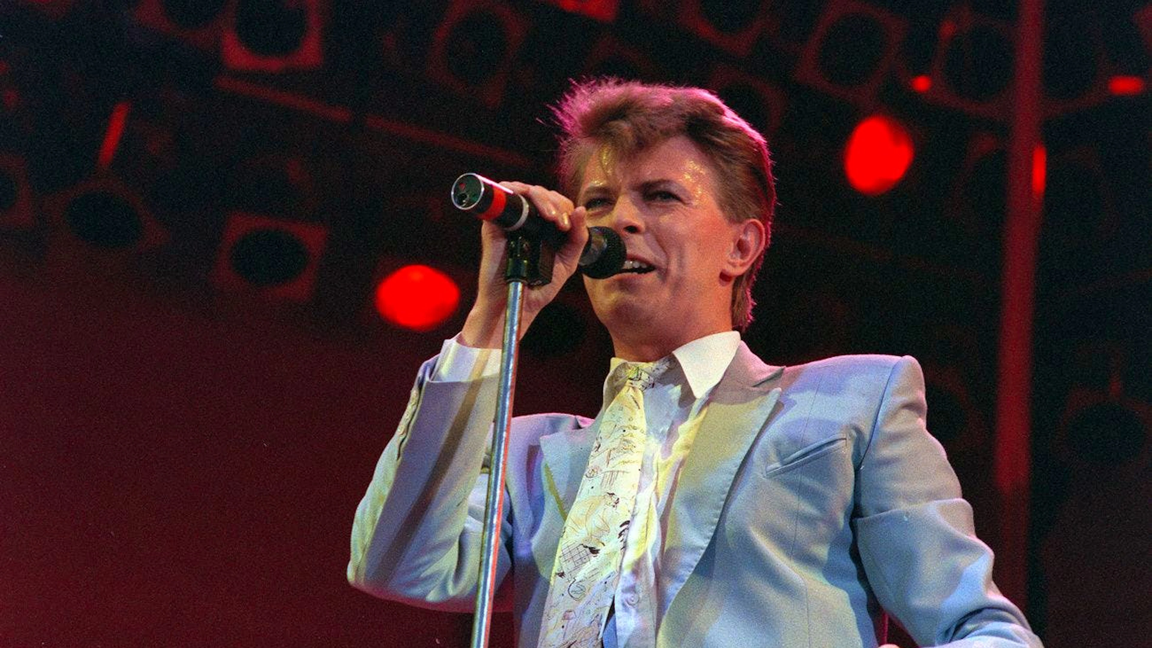 Rock star David Bowie tritt ebenfalls im Wembley Stadium auf.