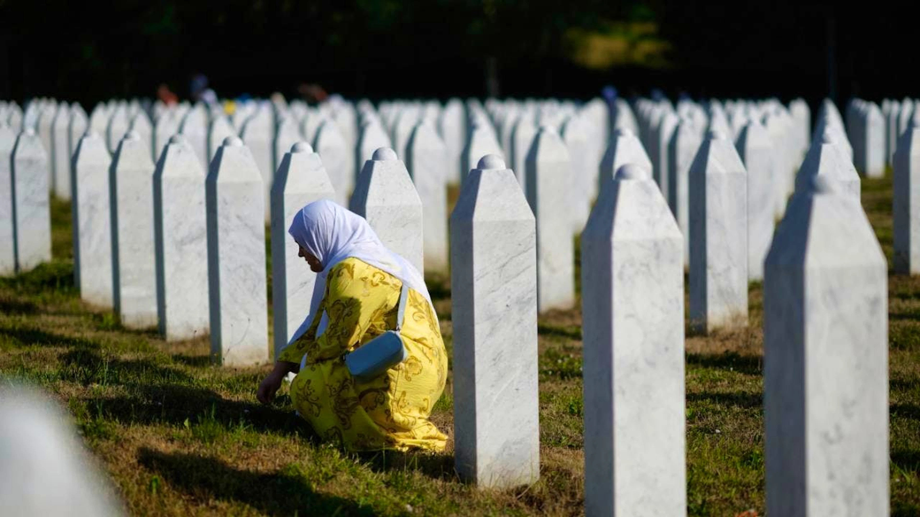 Une femme pleure parmi les tombes du Centre Mémoriel du génocide de Srebrenica, 30 ans après les faits.