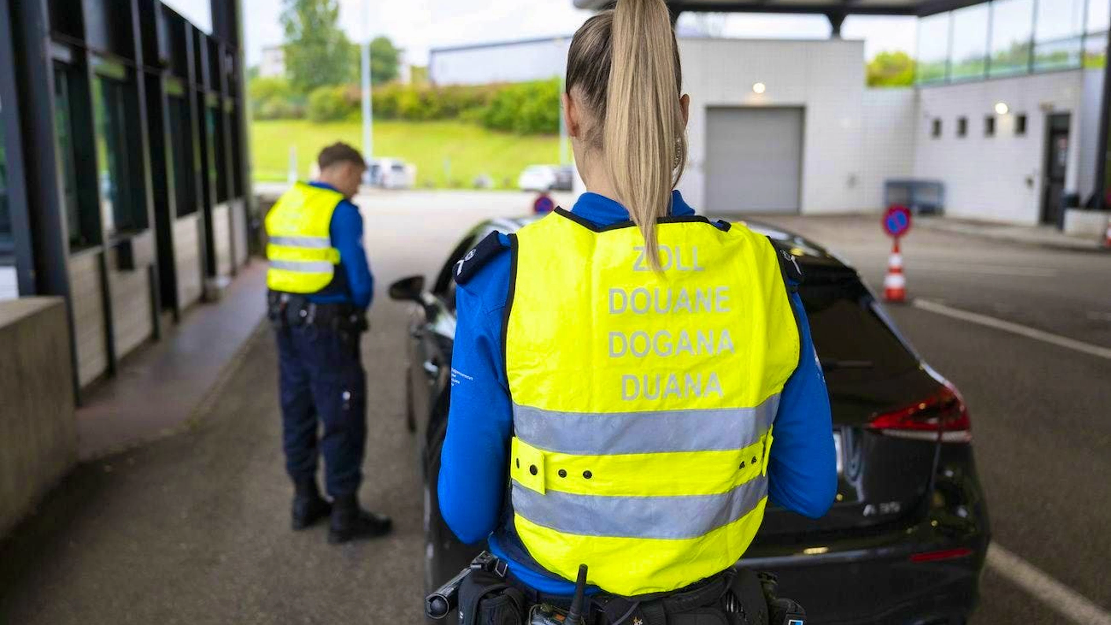 Customs staff have discovered 365,000 euros in cash.