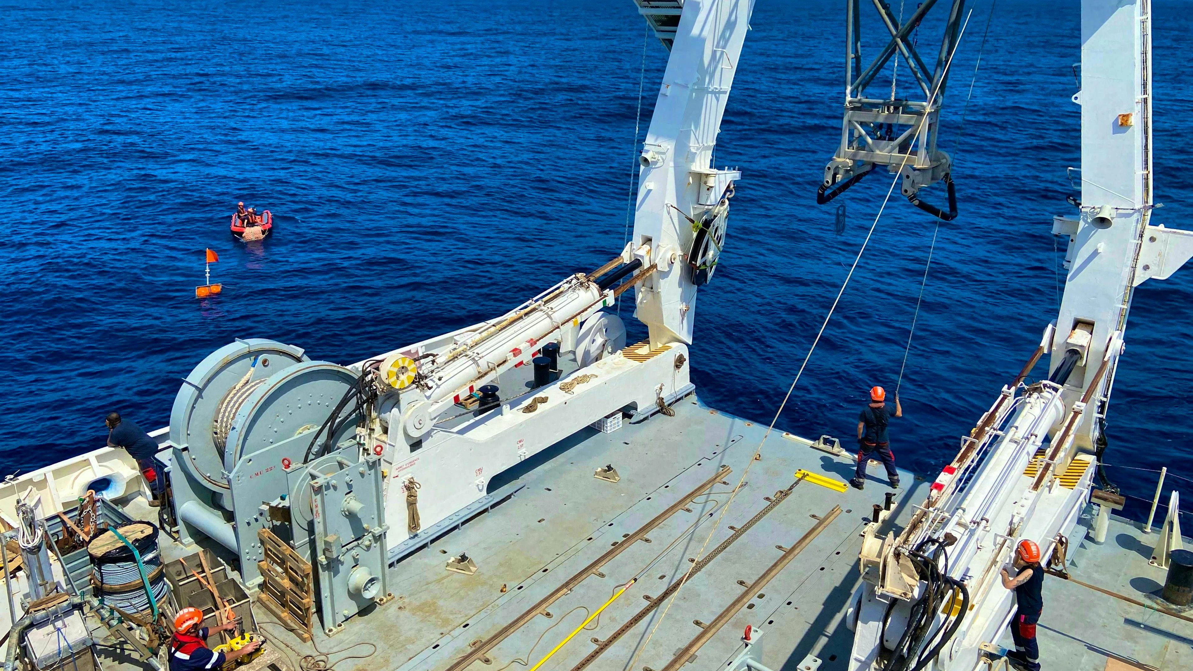 Decades ago, several countries disposed of barrels of nuclear waste in the middle of the Atlantic. Where exactly they are was unclear for a long time - now a team of researchers has located around 3,350 barrels.