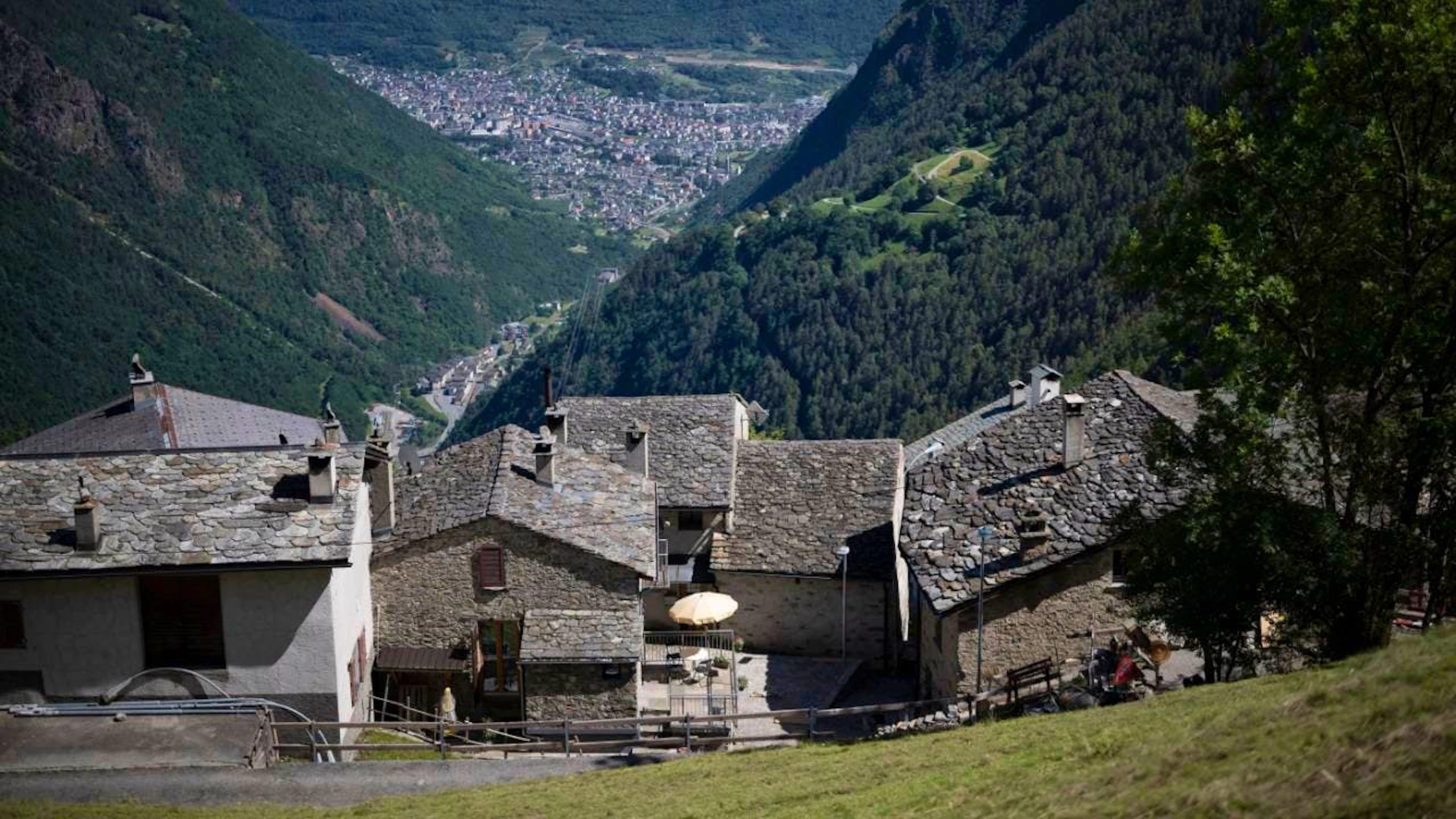 Blick auf Cavaione im Misox. Im Talgrund zu sehen ist das italienische Tirano. Das Dörfchen stiess als letztes zur Eidgenossenschaft.