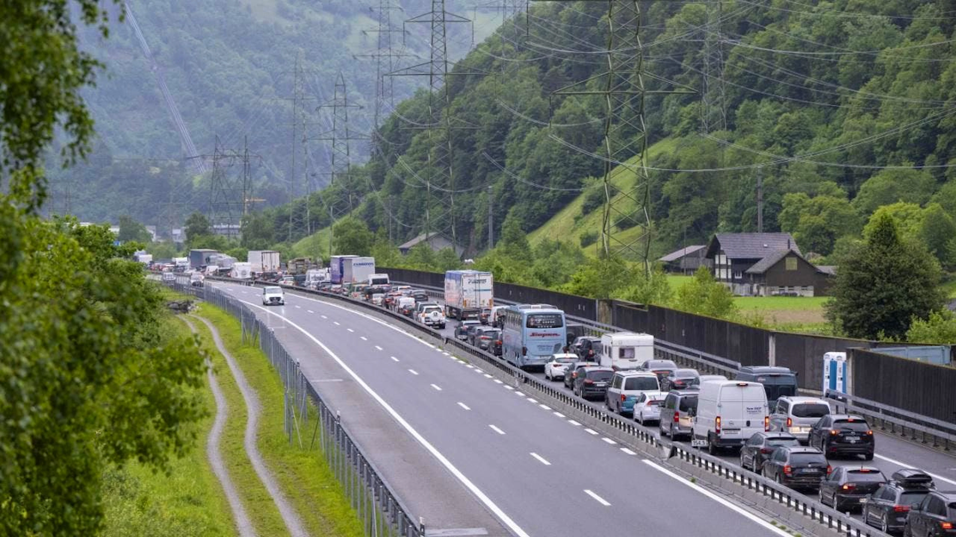 Auch am Samstagmittag war der lange Stau am Gotthard noch nicht aufgelöst. (Archivbild)