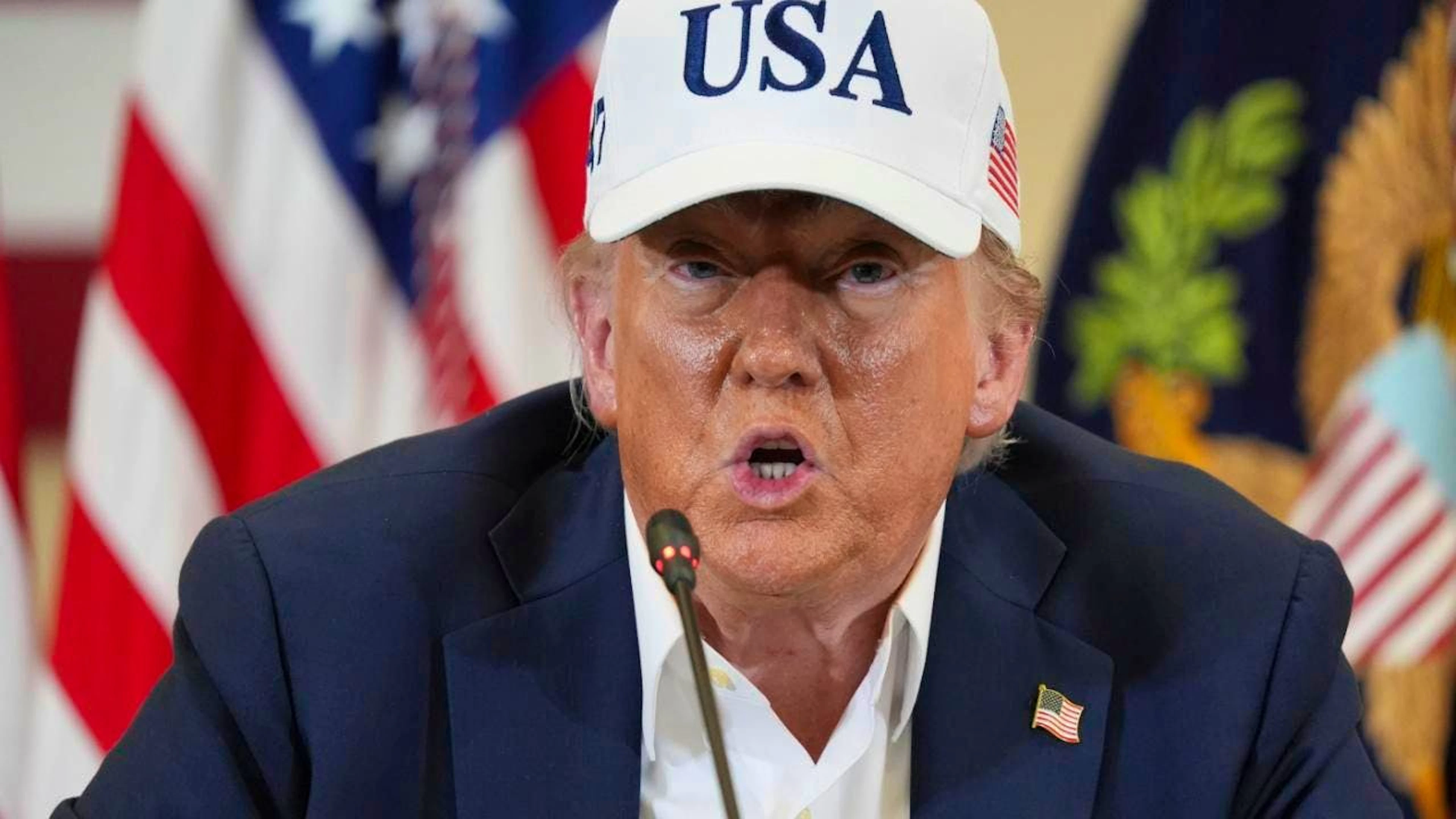 US-Präsident Donald Trump spricht während eines Diskussionsrunde mit Ersthelfern und lokalen Beamten im Hill Country Youth Event Center während eines Rundgangs zur Besichtigung der Hochwasserschäden. Foto: Jacquelyn Martin/AP/dpa