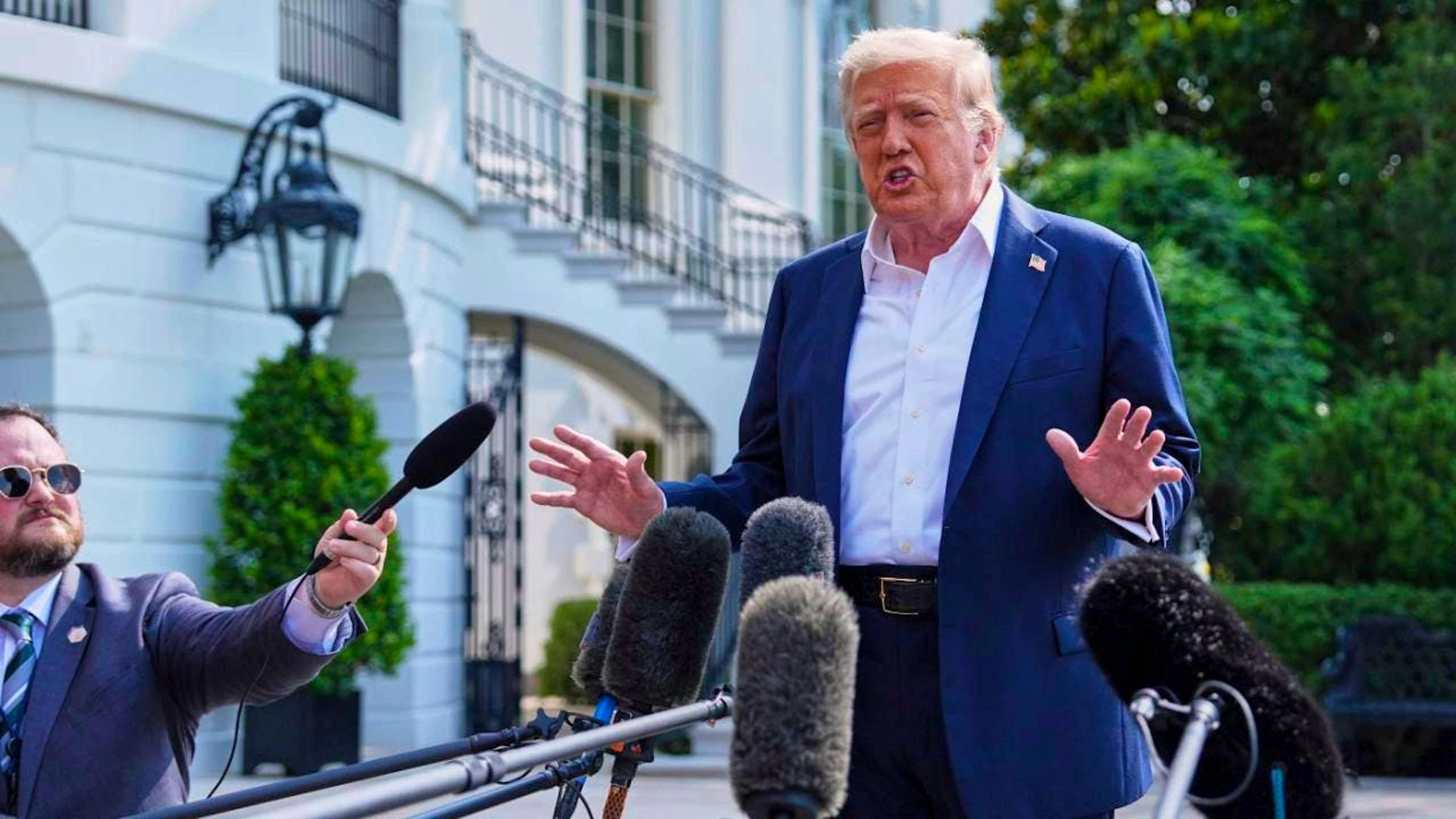 US-Präsident Donald Trump spricht mit Reportern, bevor er das Weisse Haus verlässt. Foto: Evan Vucci/AP/dpa