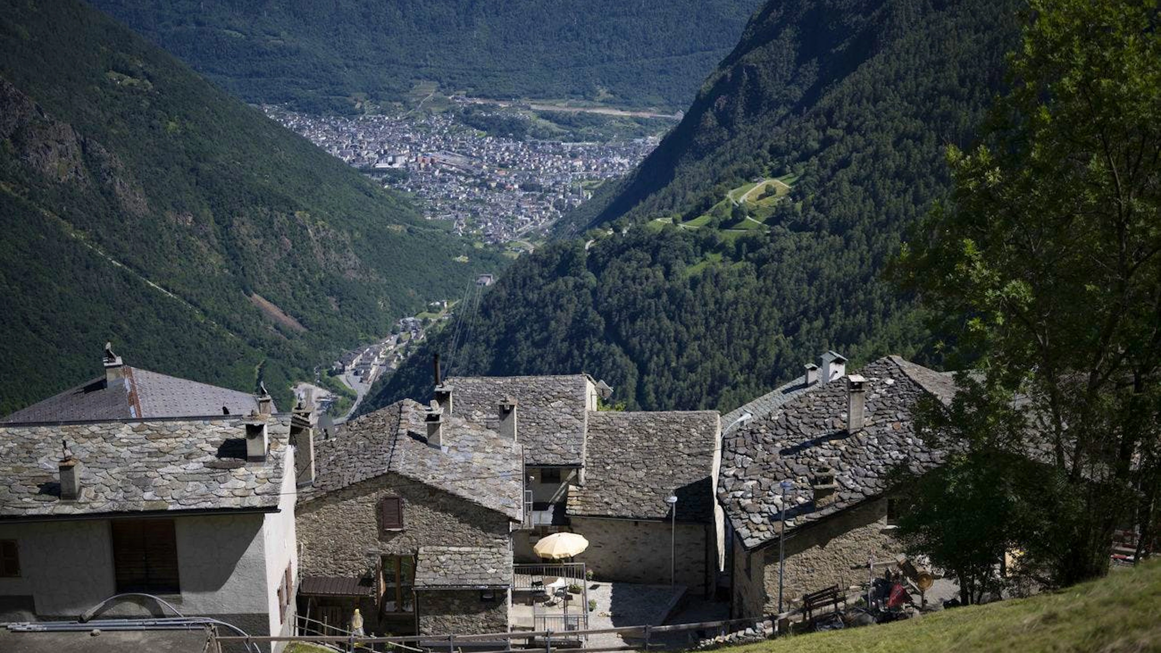 Vue sur Cavaione, avec Tirano (Italie) visible au fond de la vallée, photographiée le jeudi 10 juillet 2025.