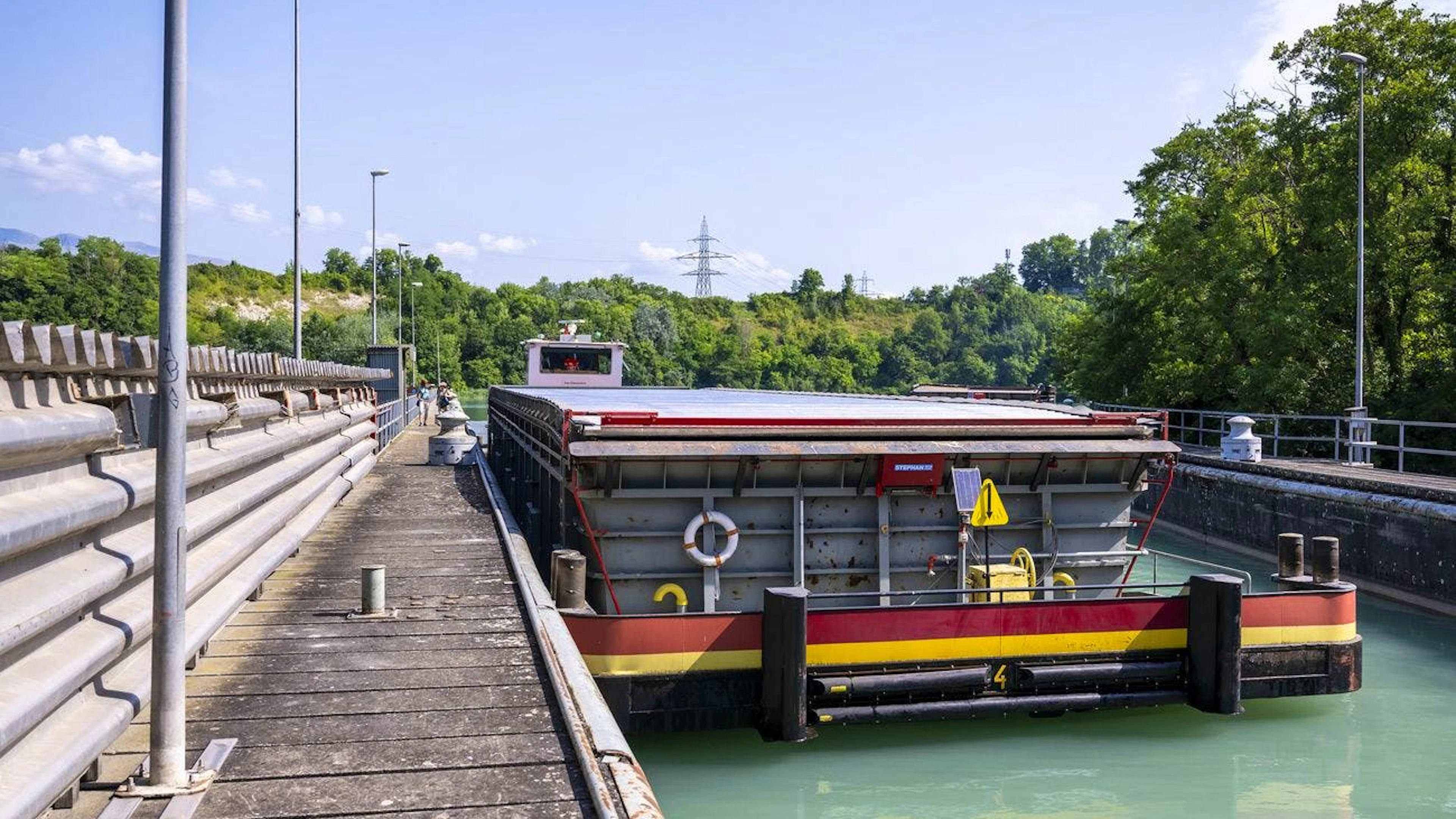 Une vue de la Barge qui arrive à l'usine des Cheneviers.