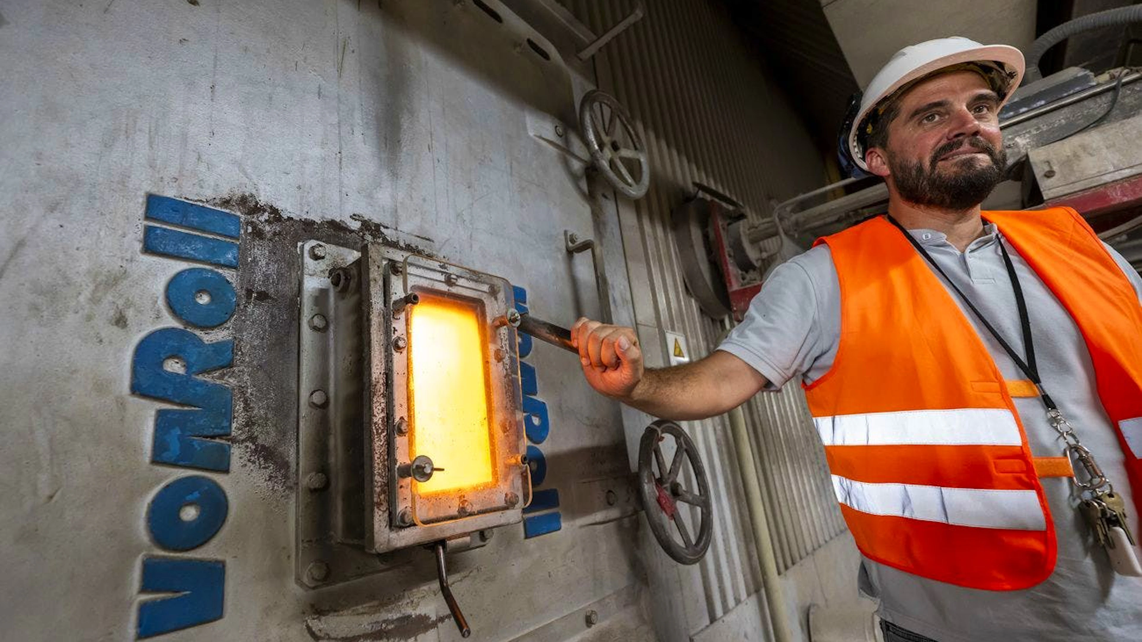 Thomas Servant, responsable d'unite au SIG montre la chambre de combustion de l'usine d'incineration des déchets des SIG des Cheneviers.